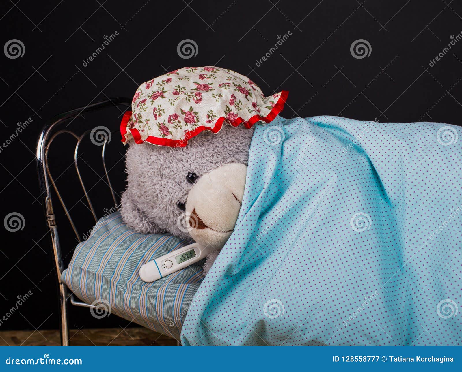 Медведь заболел. Кровать "мишки". Плюшевый мишка на кровати. Мишка Тедди в кроватке. Медвежонок в кровати.