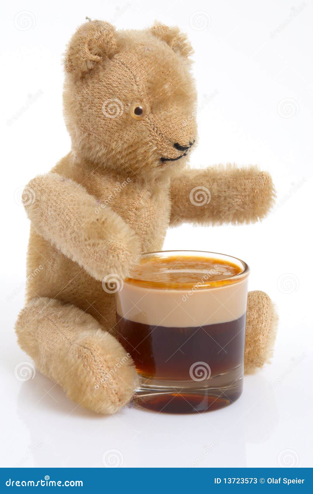 Teddybärale. Teddybär, der ein Pint Ale genießt