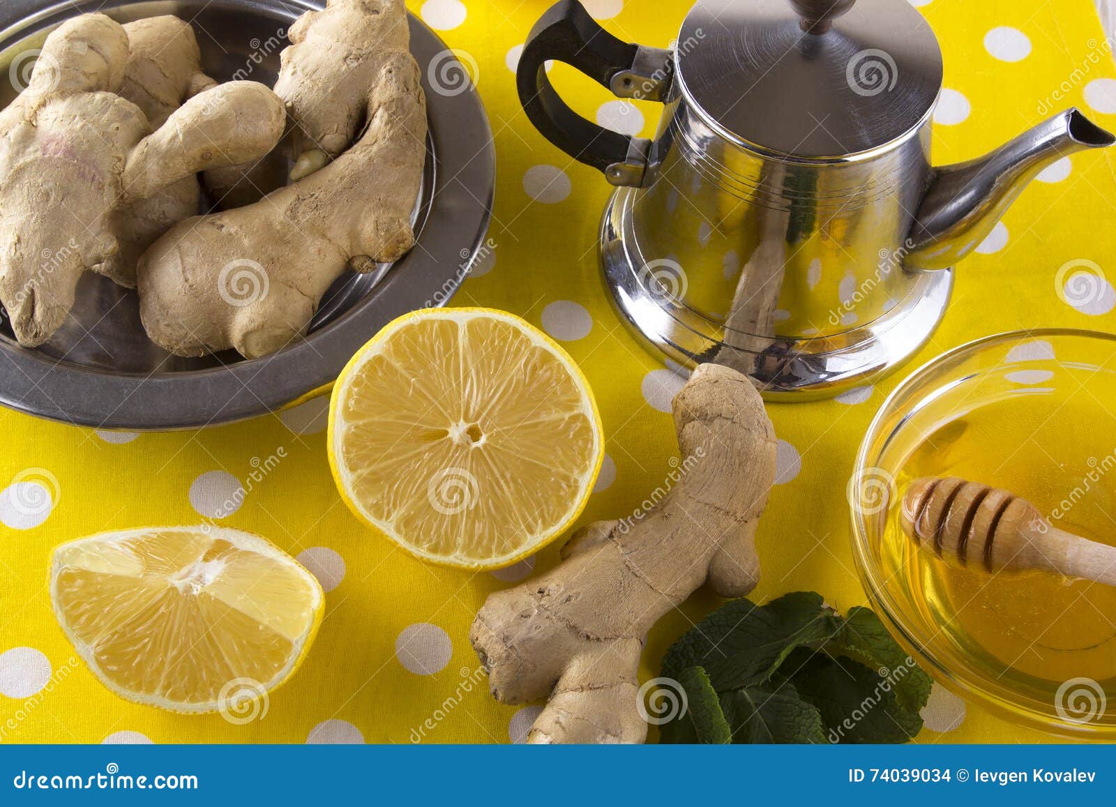 Teekanne Ingwertee Mit Honig Und Zitrone Stockfoto - Bild von ...