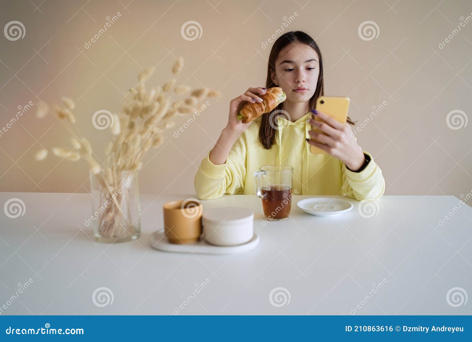 Teen Girl Eating Dreamstime Teen Girl Eating Dreamstime