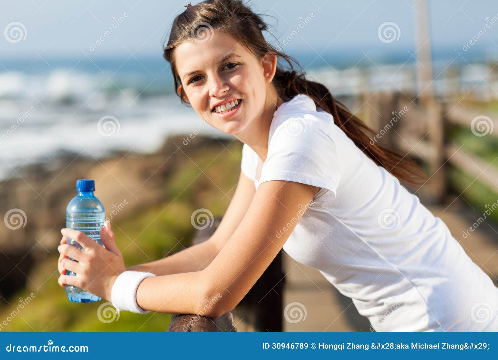 https://thumbs.dreamstime.com/z/teen-girl-exercise-beautiful-water-bottle-morning-beach-30946789.jpg