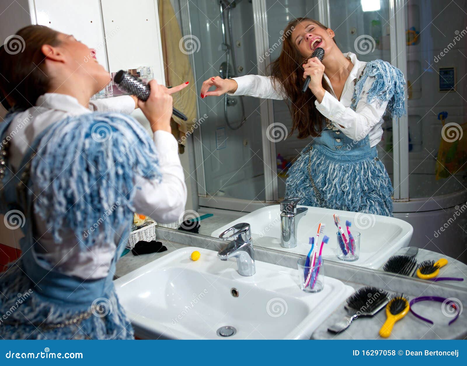 Teen Girl Singing Royalty Free Stock Photos - Image: 16297058