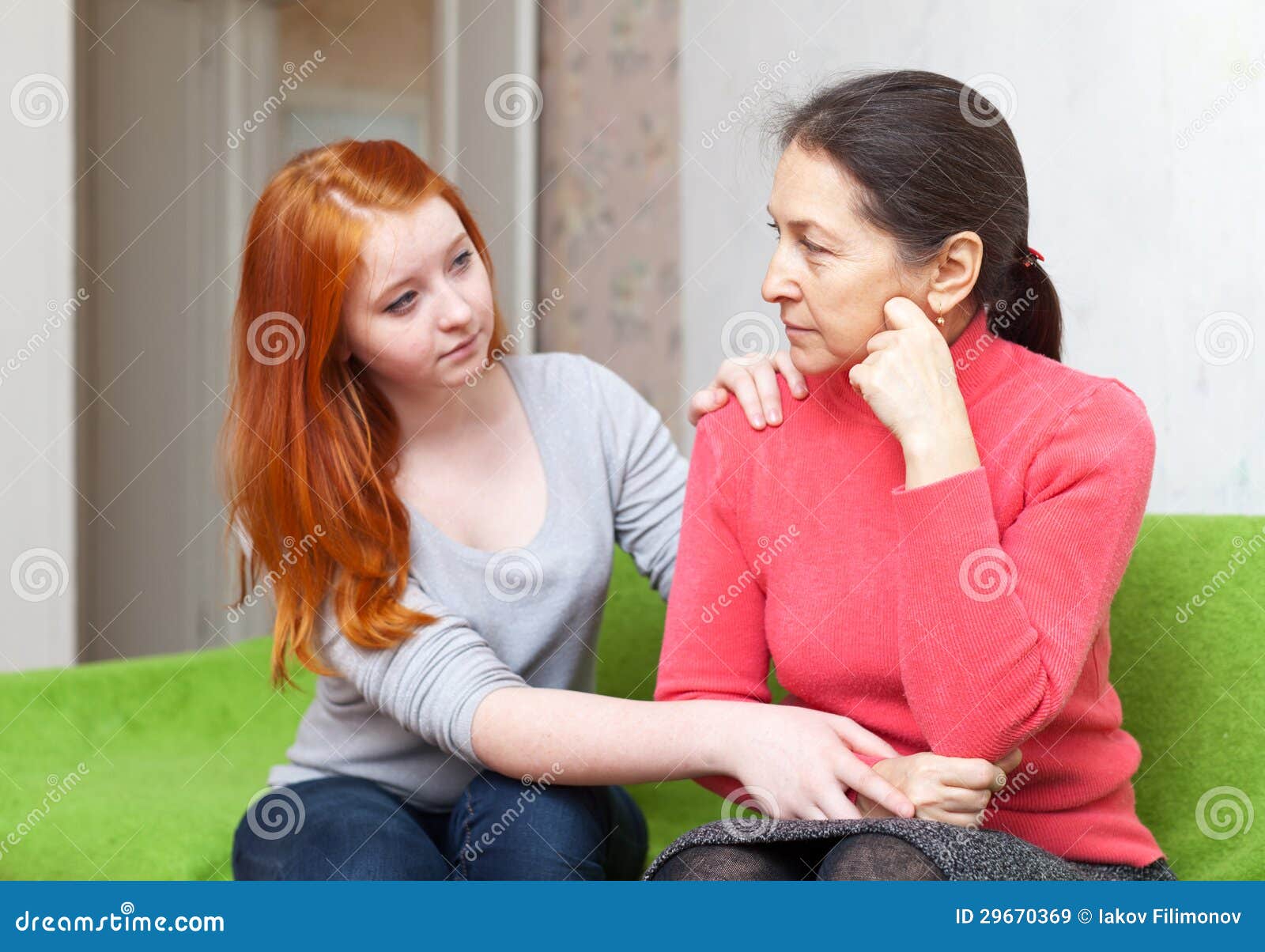 teen girl tries reconcile with her mother