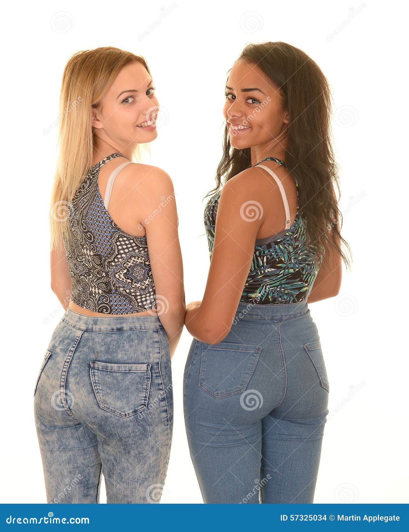 Sammenhængende kone opstrøms Teen Girls Posing in Blue Jeans Stock Photo - Image of caucasian, looking:  57325034