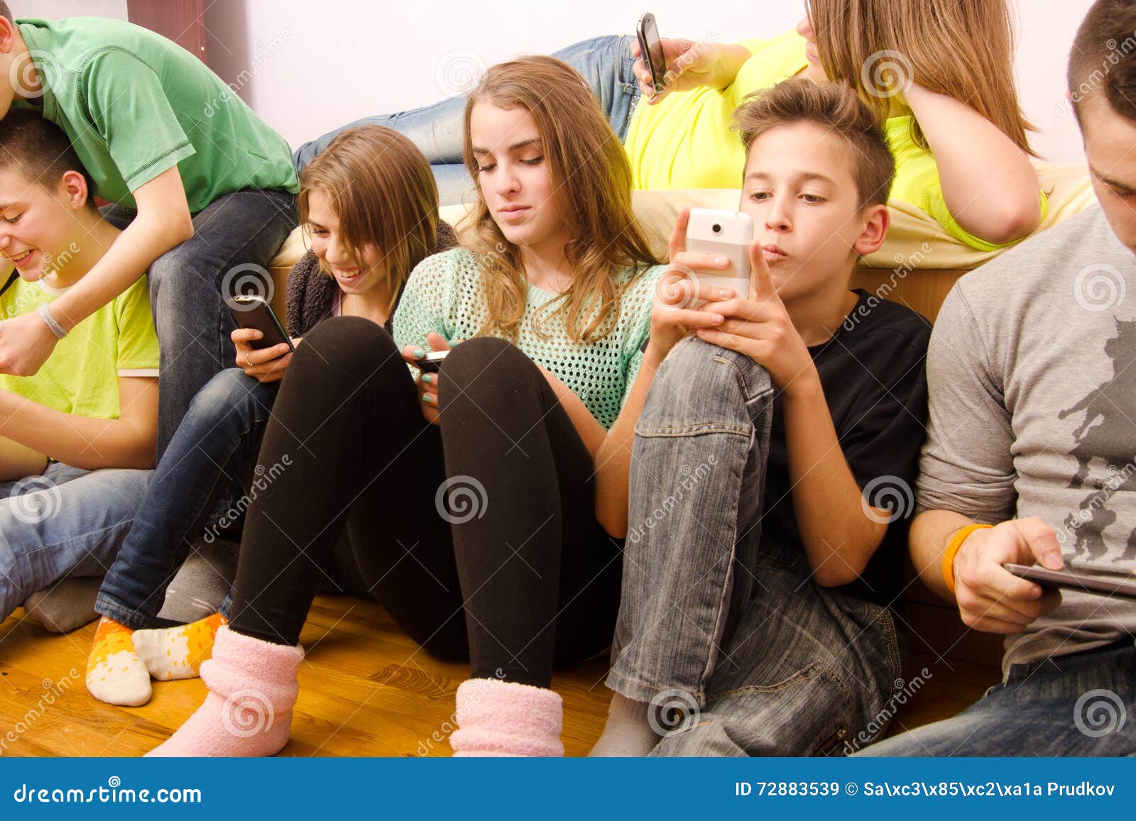 Сколько подростки сидят в телефоне. Подросток с телефоном. Подросток сидит в телефоне. Студент сидит в телефоне. Человек сидит в телефоне.