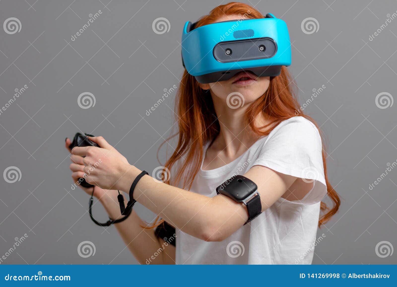 Teenager wearing a virtual reality headset - Stock Image 