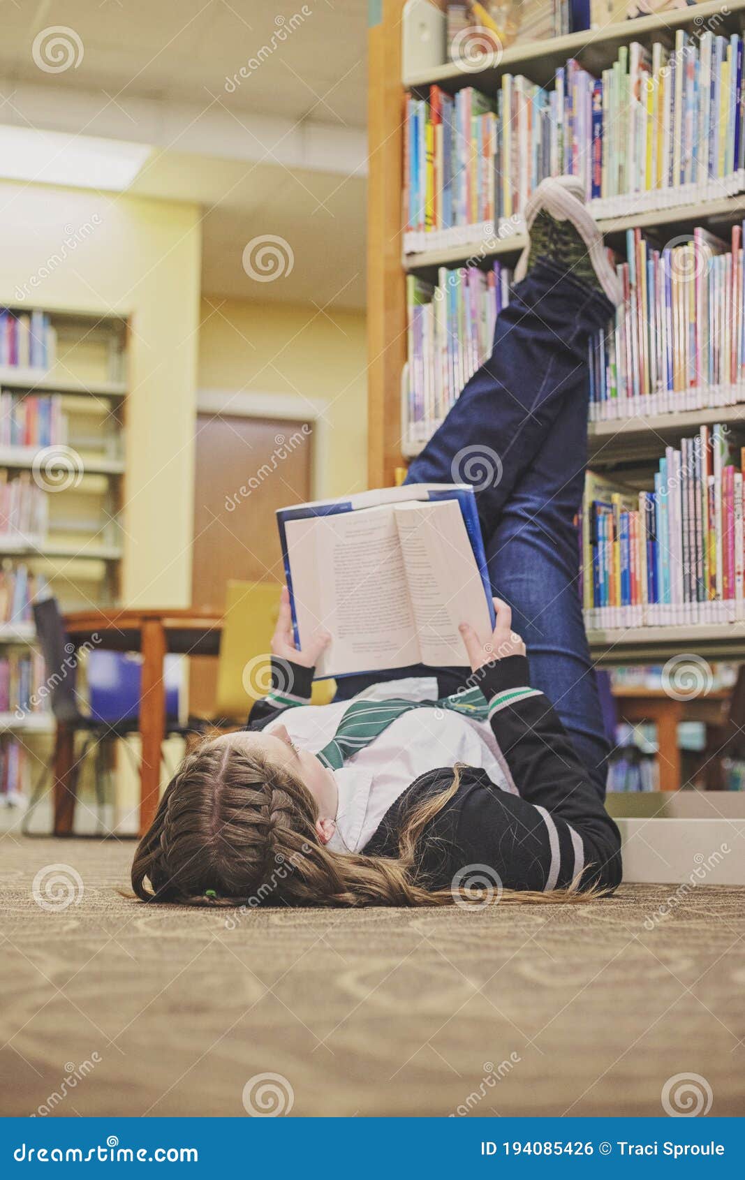 Kridt Kom forbi for at vide det glas Teenage Girl with Converse High Tops Reading in Library Stock Photo - Image  of stacks, hobby: 194085426