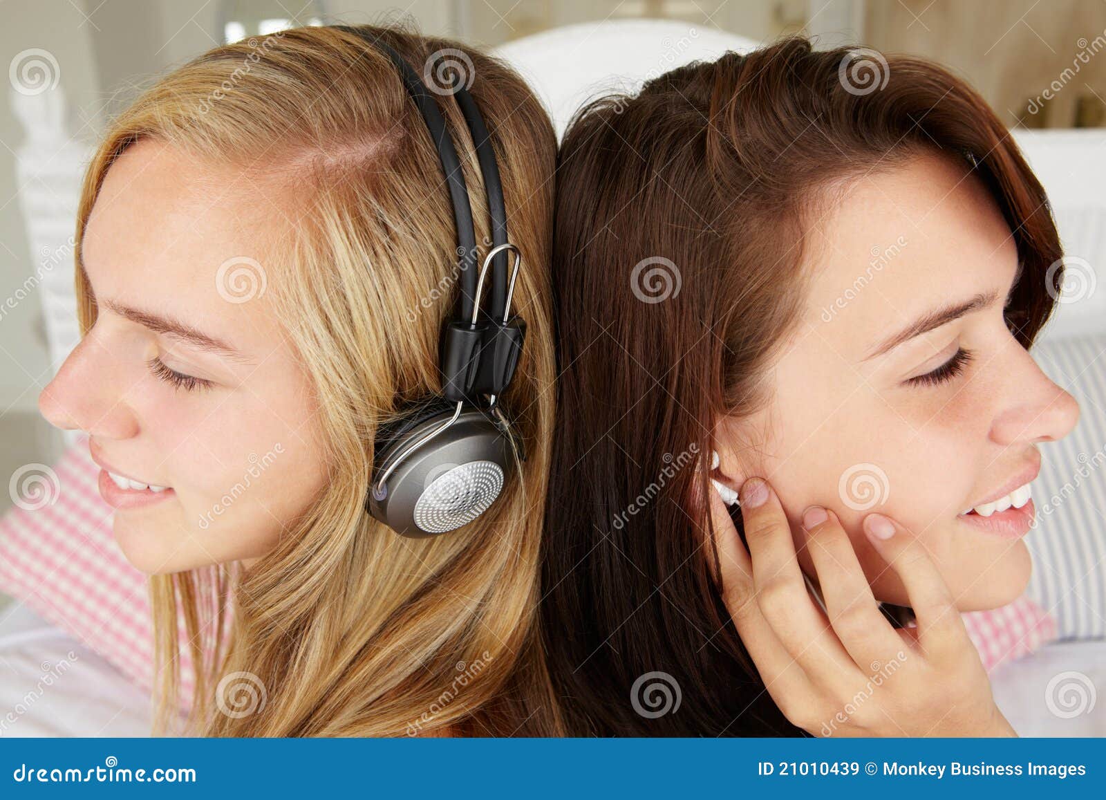 Песни которые слушают подростки. Наушники подруги. 2 Подростка СЛУШАЮТ наушники. Подросток слушает музыку. Подросток слушает музыку картинка.