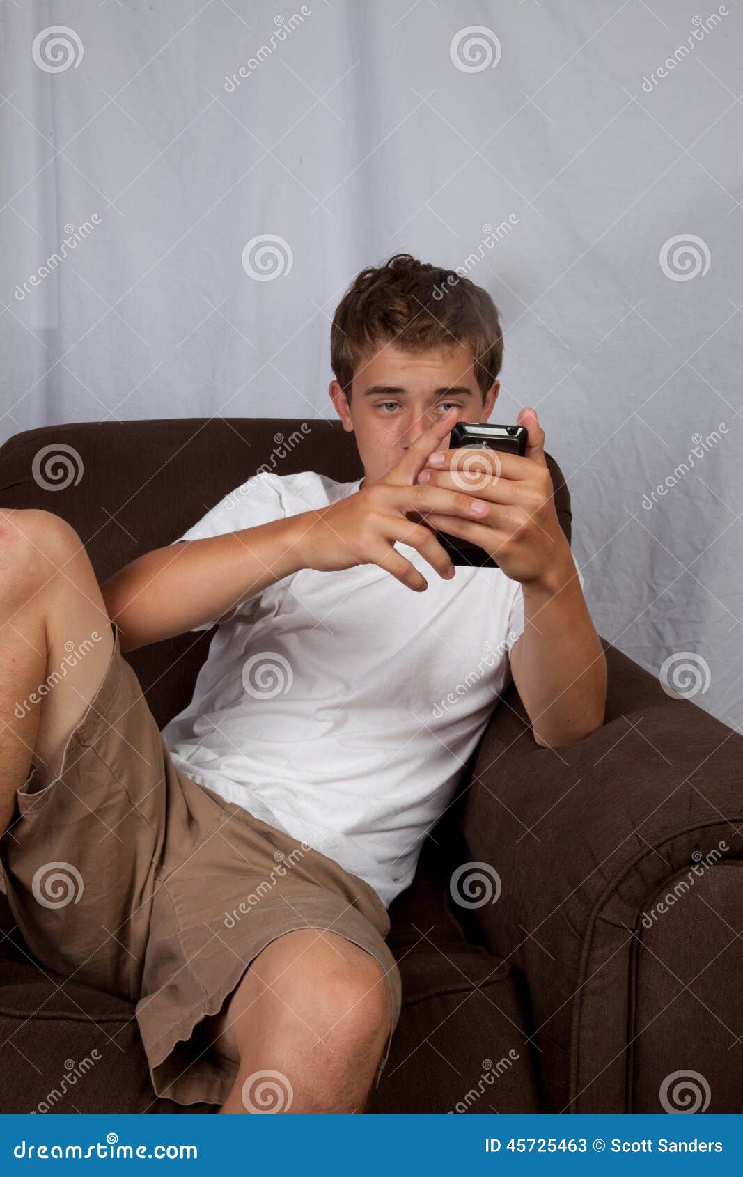 Teenager, Der Auf Couch Sitzt Stockbild Bild von junge, jung 45725463