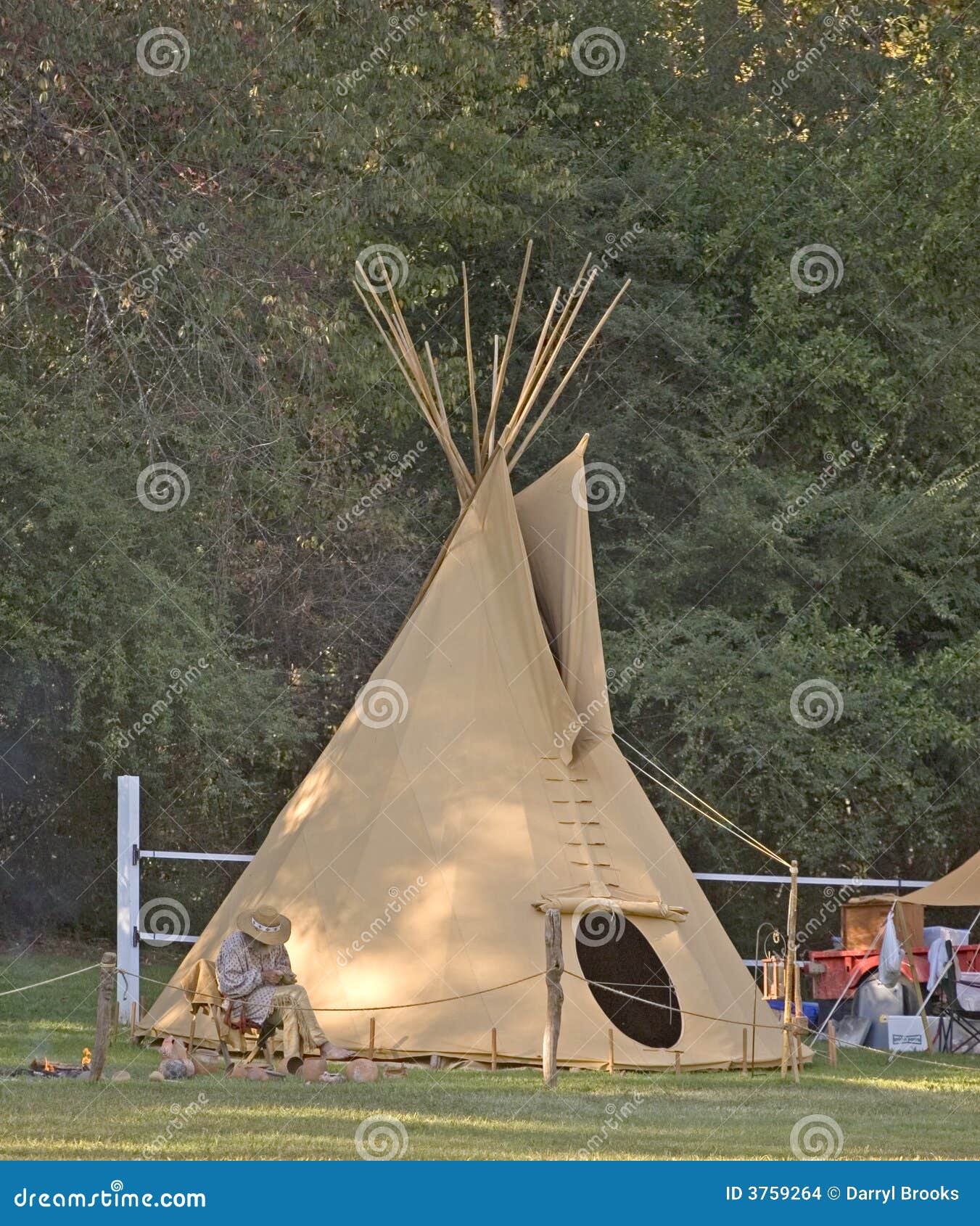 Um teepee em um indicador do nativo americano em um parque