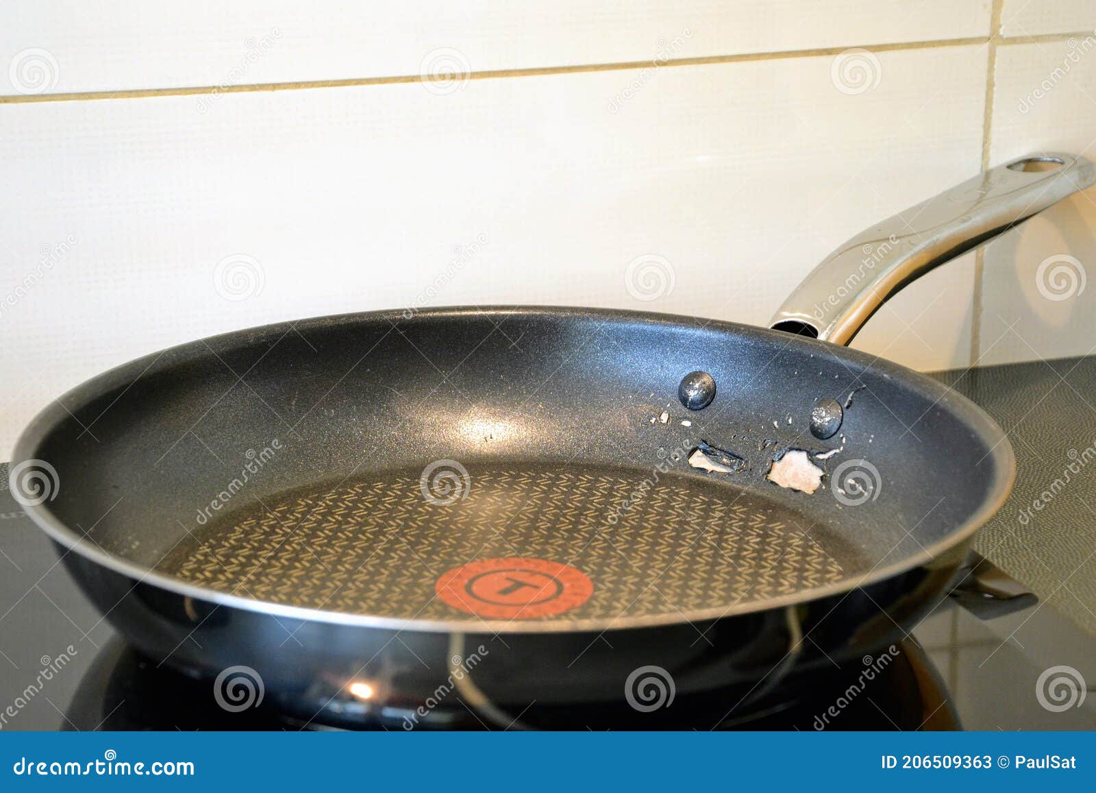 solo Ziek persoon tobben Tefal Thermo-spot Frying Pan with Damaged Teflon Coating Editorial Stock  Photo - Image of object, kitchen: 206509363