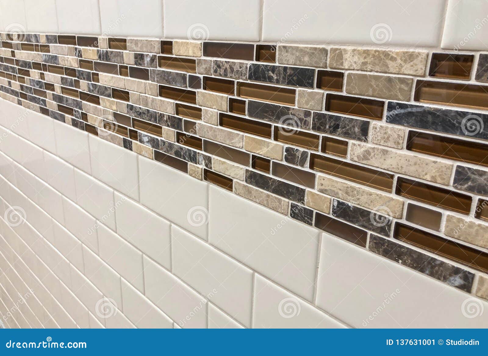 Tegels Van En Steen Worden Op De Muur Als Decoratie of Keuken Wordt Geïnstalleerd Gemaakt Die Backsplash Afbeelding - Image of binnen, gebouw: 137631001