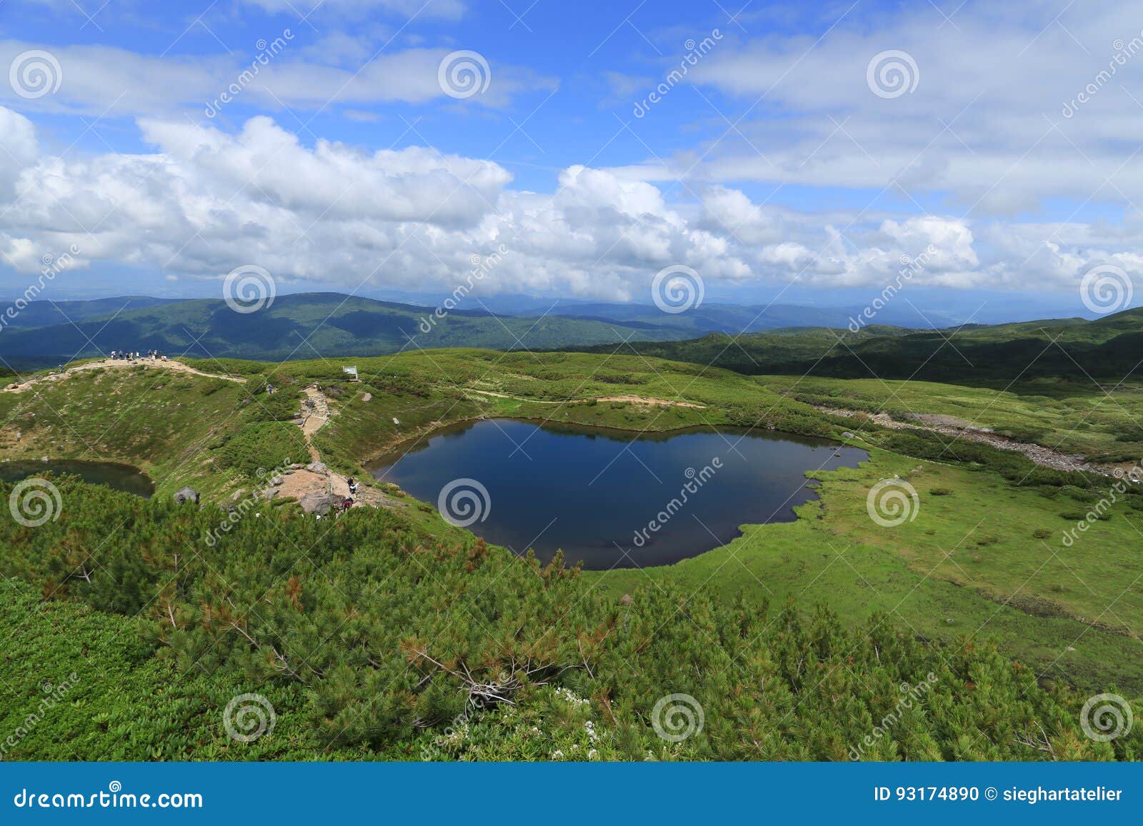 Teich bei Asahidake stockfoto. Bild von blau, hügel, japan 93174890