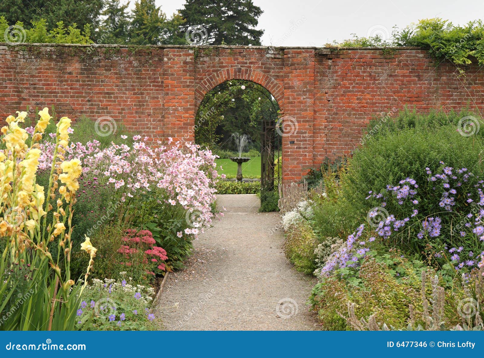 Teich Und Brunnen in Einem Englischen Garten Stockfoto Bild von