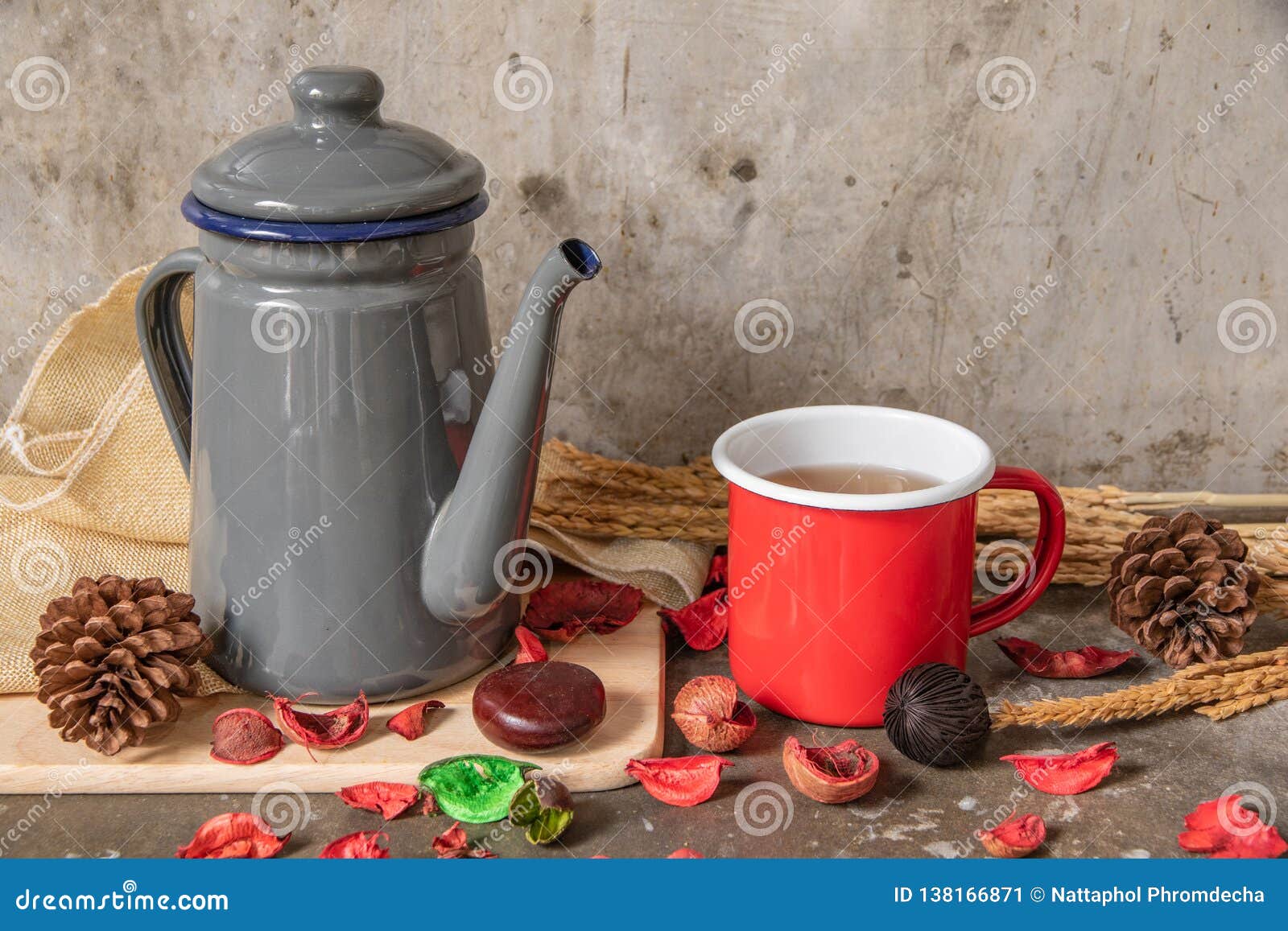 Teiera Grigia Del Metallo E Tazza Rossa Della Latta Sul Fondo Della ...