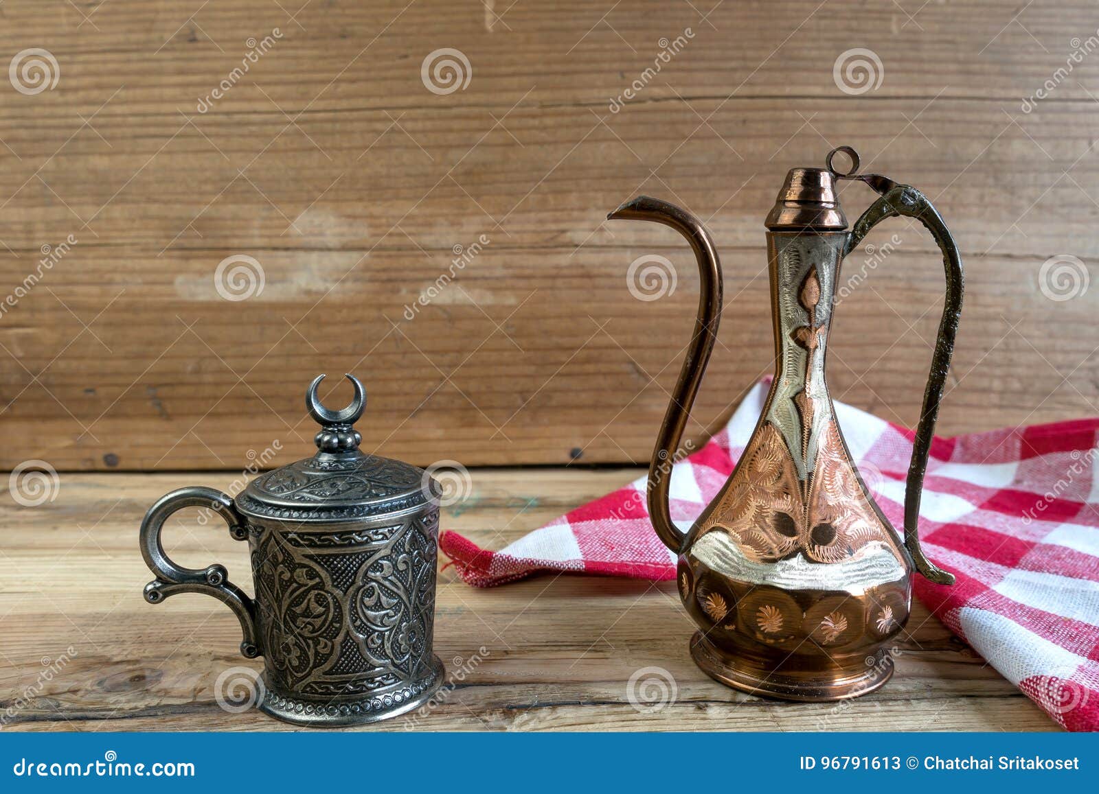 Teiera Turca Con La Decorazione Araba Con La Tazza Del Metallo