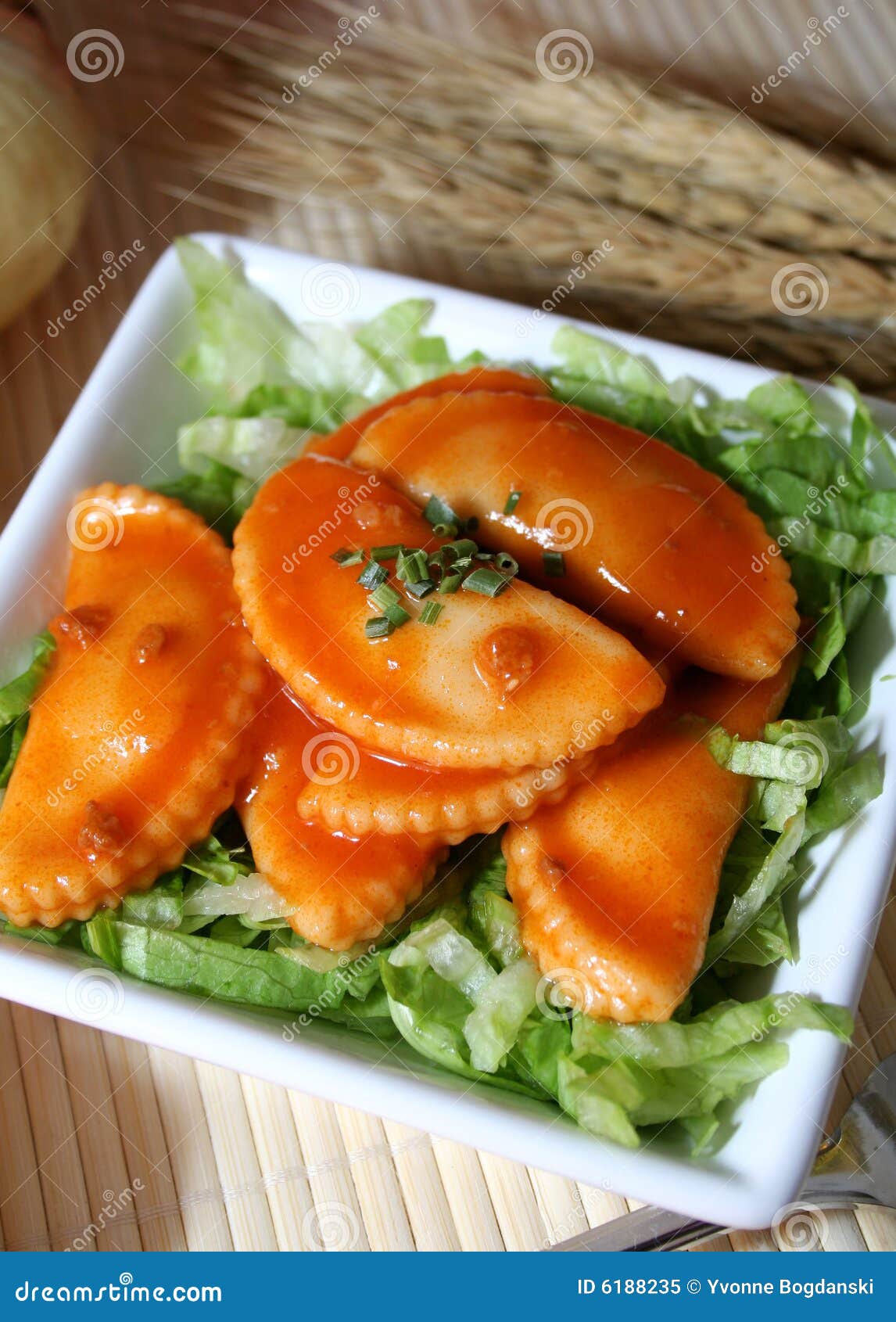 Italienische Teigwaren benannten Raviolis auf Salat