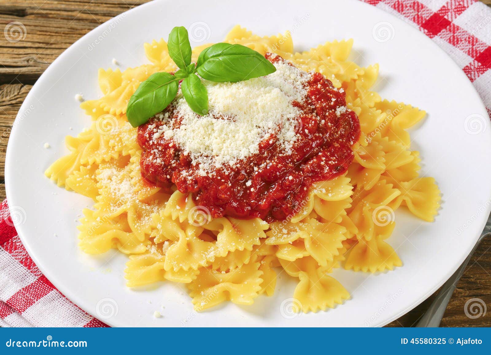 Teigwaren Farfalle Mit Tomatensauce Und Käse Stockfoto - Bild: 45580325