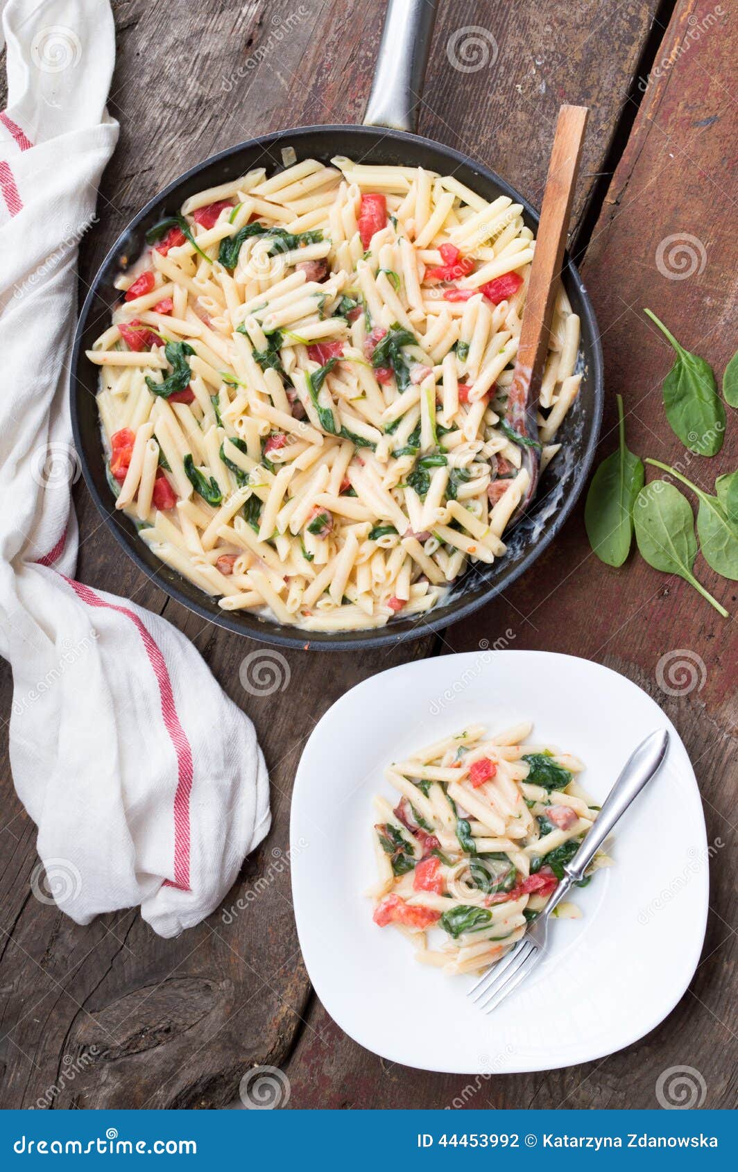 Teigwaren Mit Spinat Und Tomate Stockfoto - Bild von gorgonzola, tomate ...