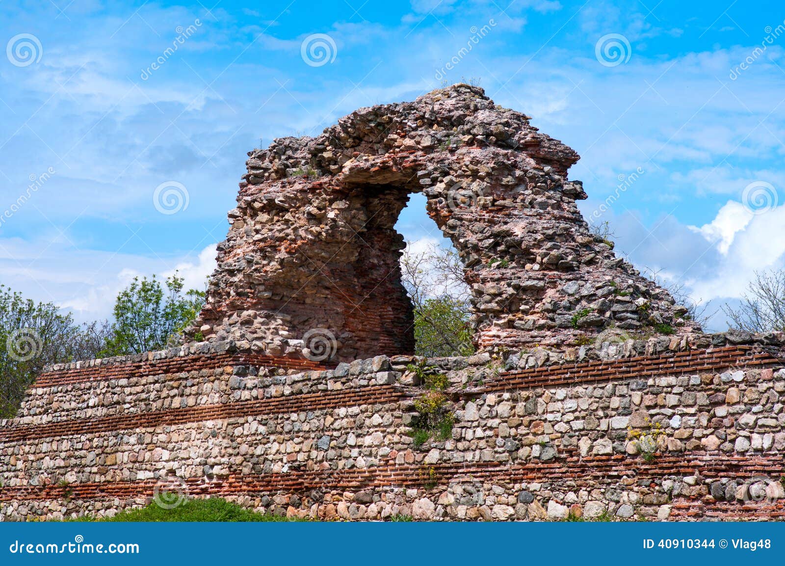 Teil der alten Stadtmauer im beliebten Erholungsort von Hissar-Stadt in Bulgarien. Fotodetail konservierte alte Steinwand