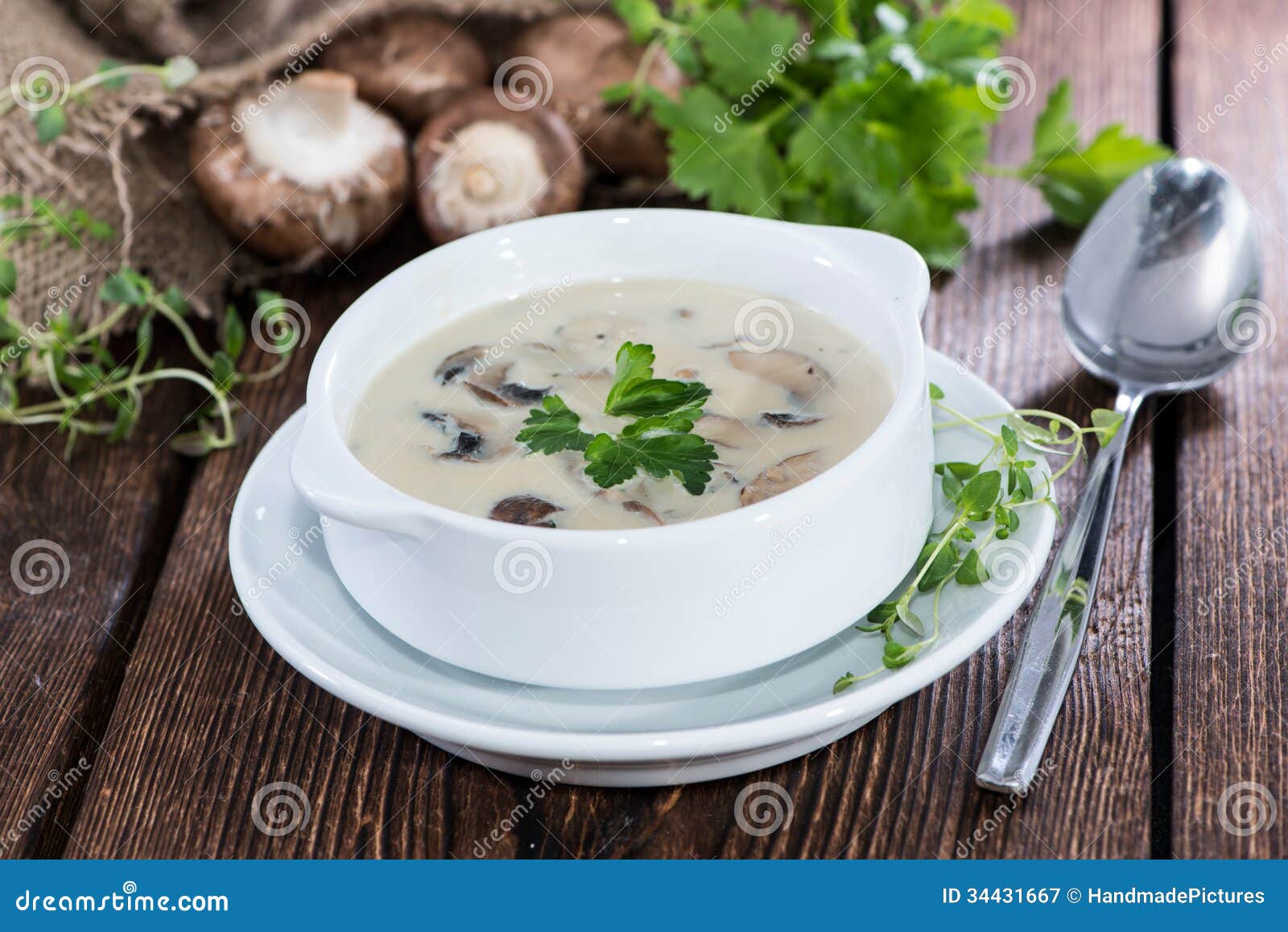 Teil Pilzsuppe stockbild. Bild von warm, sahne, gemüse - 34431667