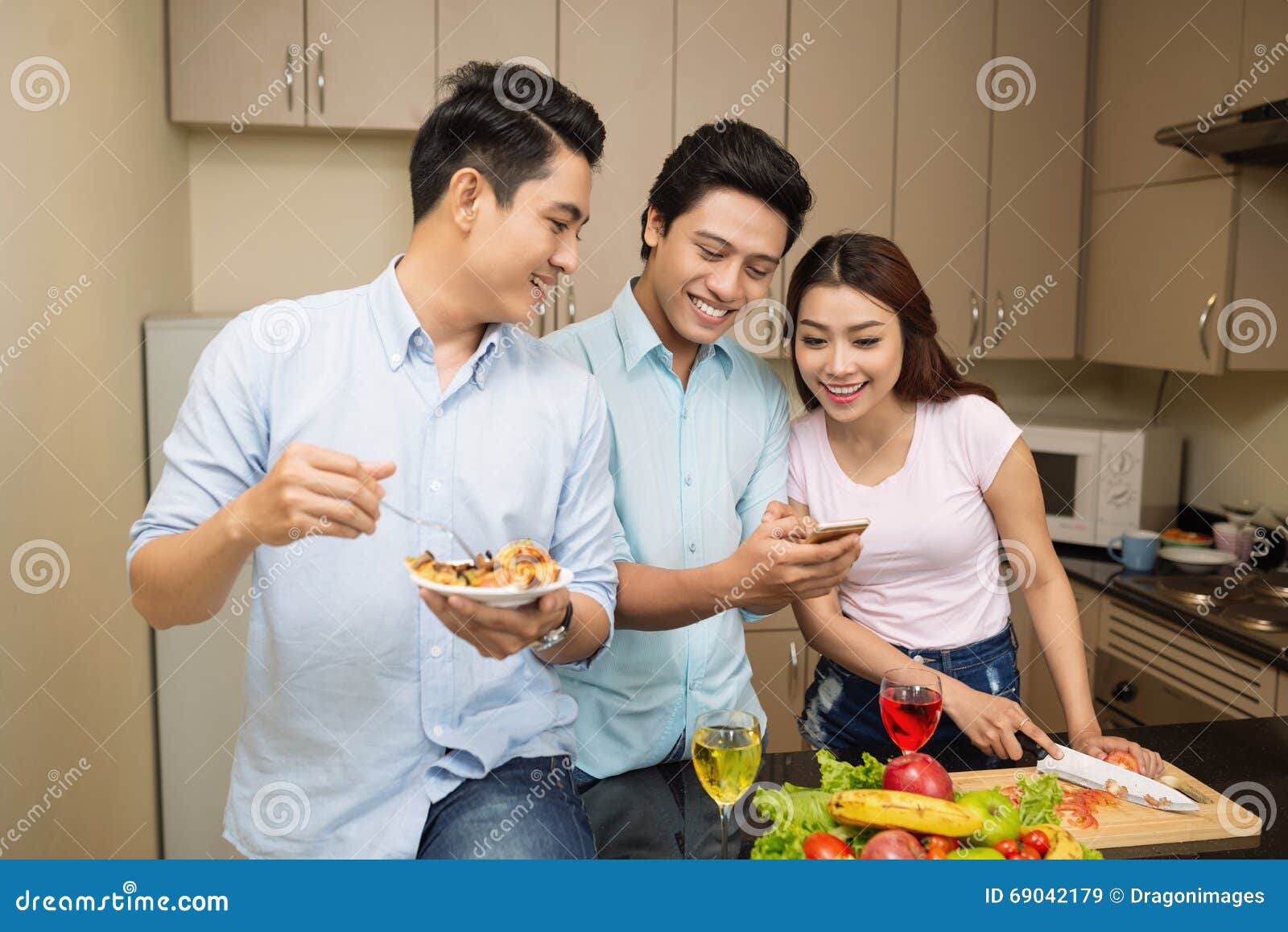 Teilen Mit Freunden Stockbild Bild Von Freunden Teilen
