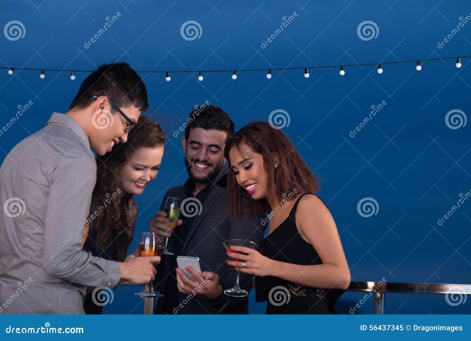 Teilen Von Fotos Mit Freunden Stockbild Bild Von Fotos Freunden