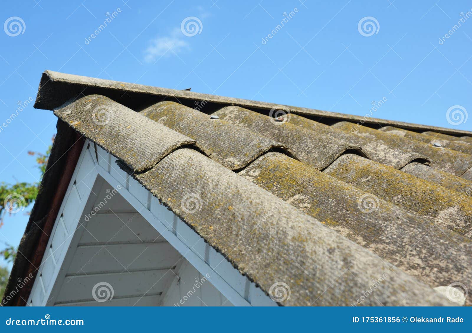Tejado De Amianto Contra El Cielo Azul. Tejado De Asbesto De La Casa Foto  de archivo - Imagen de cielo, techado: 175361856