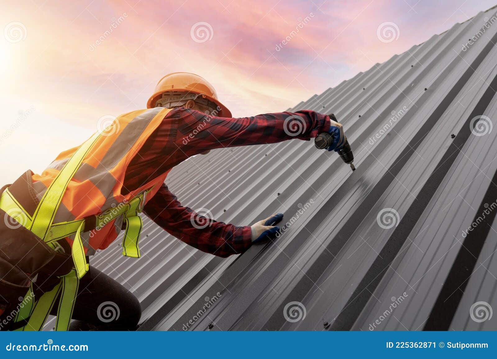 Tejado Instalando Chapa Metálica En El Trabajo Estructural De La Casa  Imagen de archivo - Imagen de azul, hombre: 225362871