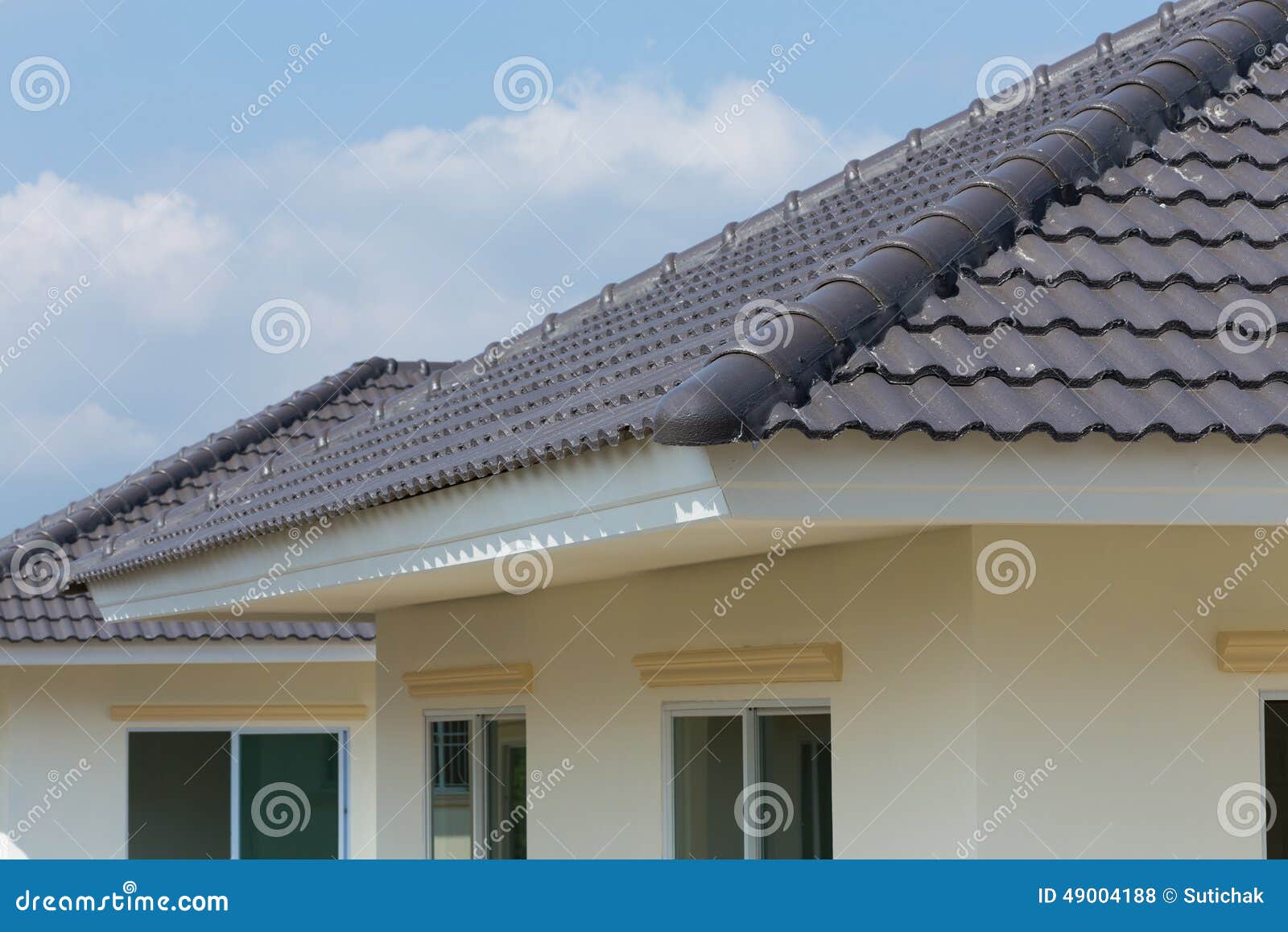 Tejas De Tejado Negras En Casa Foto de archivo - Imagen de casa, estilo:  49004188