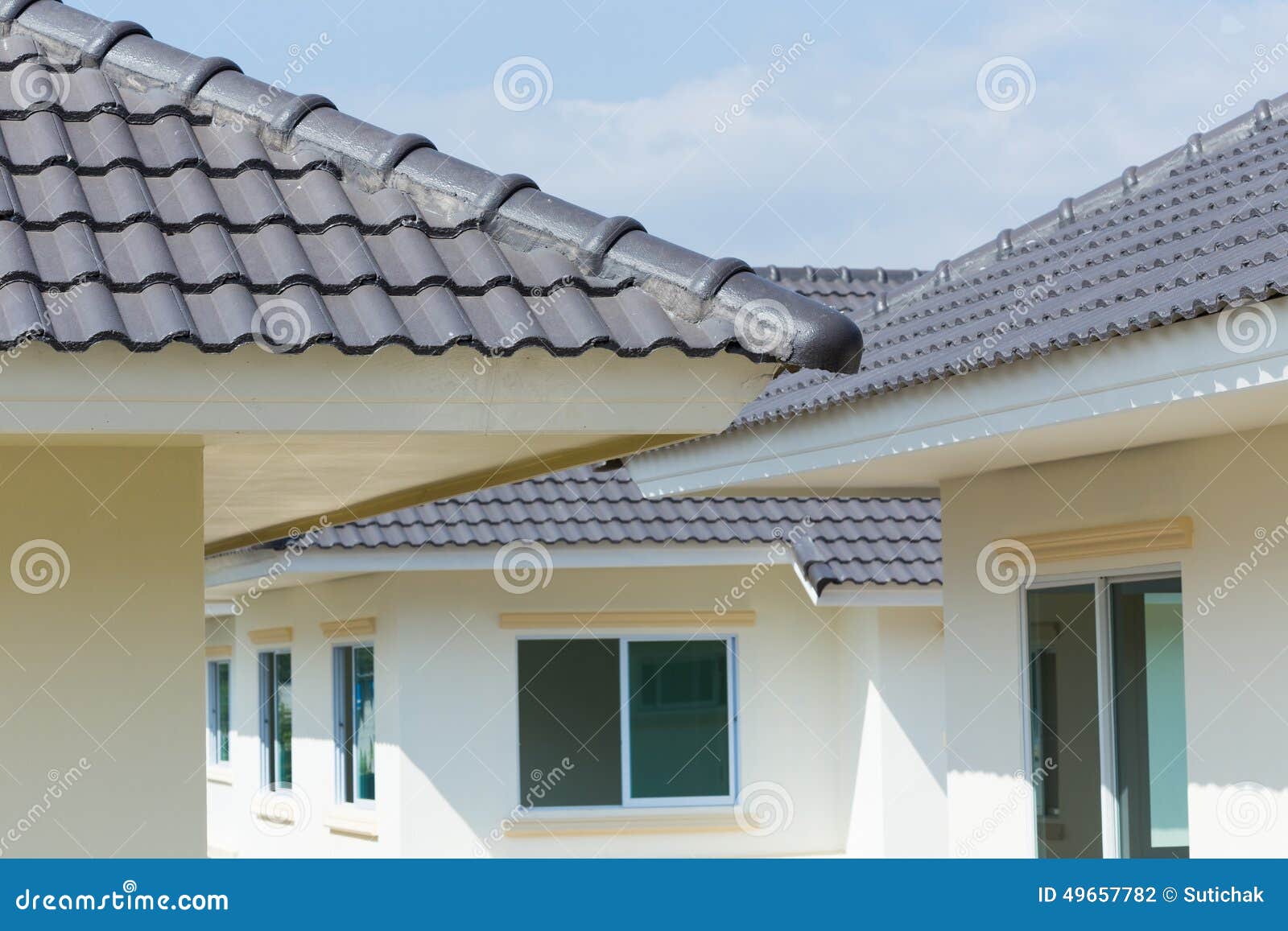 Tejas De Tejado Negras En Casa Foto de archivo - Imagen de azulejo,  techado: 49657782