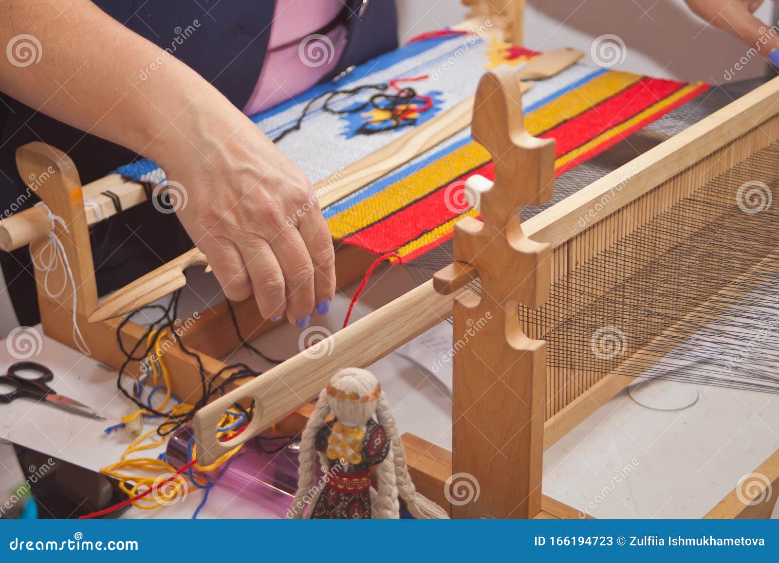 Tejidos De Mano De Mujer En La Máquina De Tejer Imagen de archivo - Imagen  de tejido, armadura: 166194723