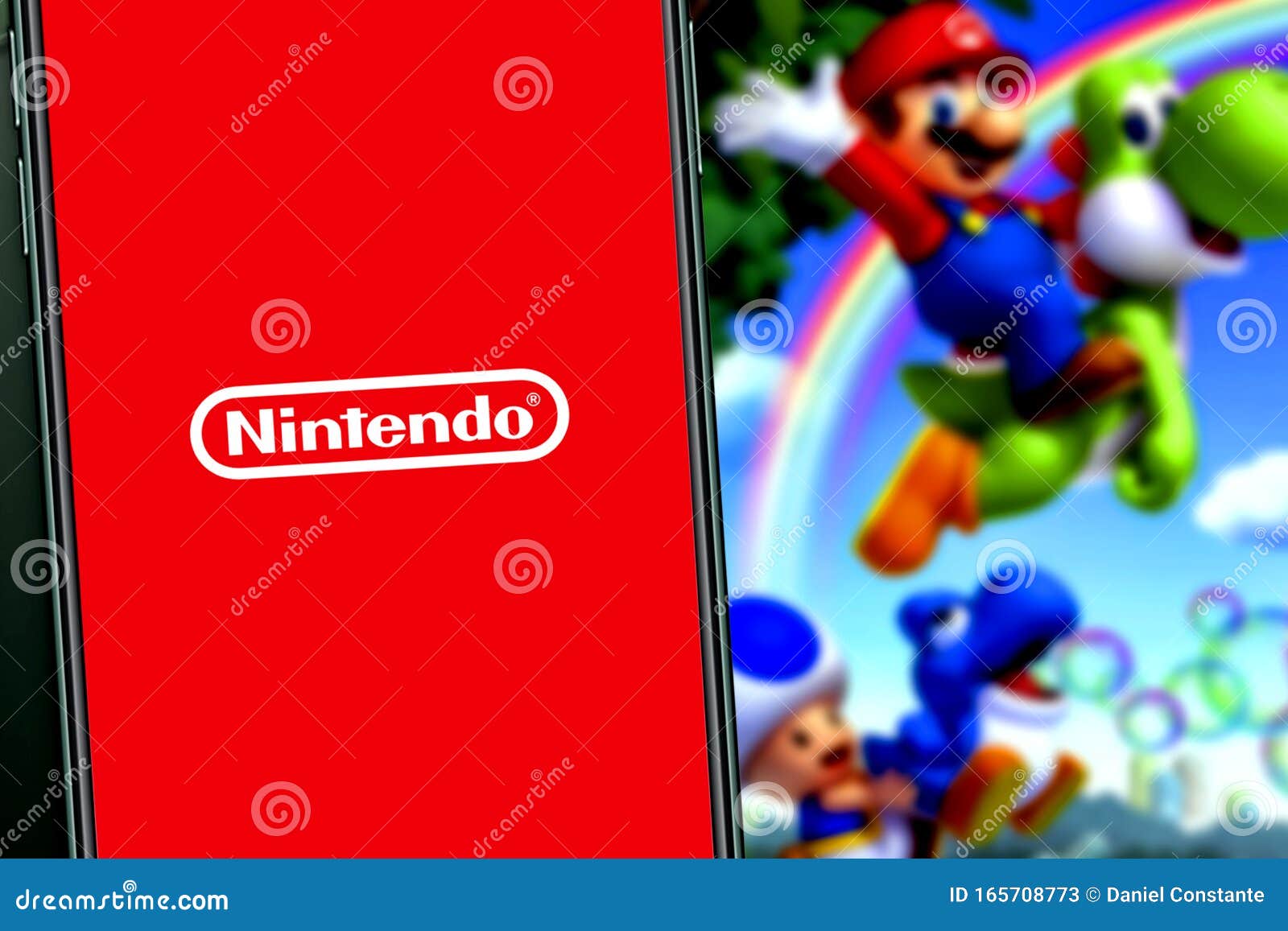 Telefono Inteligente Con El Logotipo De Nintendo Que Es Una Empresa Foto De Archivo Editorial Imagen De Japones Servicio 165708773