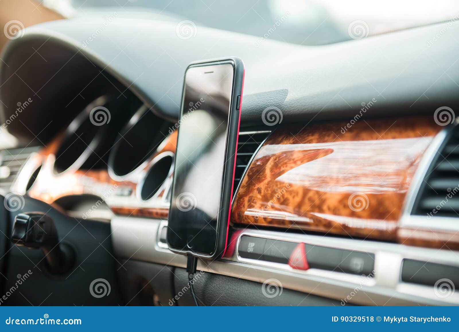 Teléfono Móvil En El Tenedor Del Teléfono Del Soporte Del Coche Del Imán  Para GPS Foto de archivo - Imagen de objeto, carga: 90329518