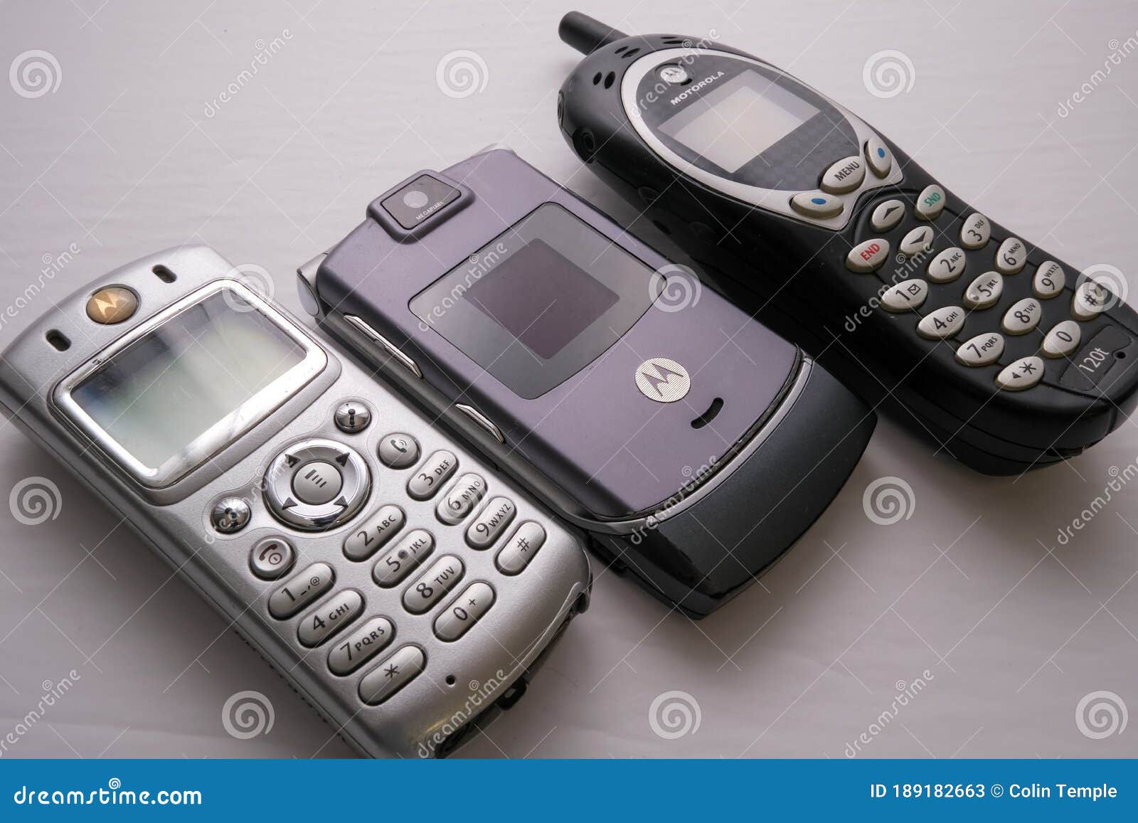 Teléfonos Celulares De Motorola De Principios De Los Años 2000 Foto de  archivo editorial - Imagen de cacahuete, anticuado: 189182663