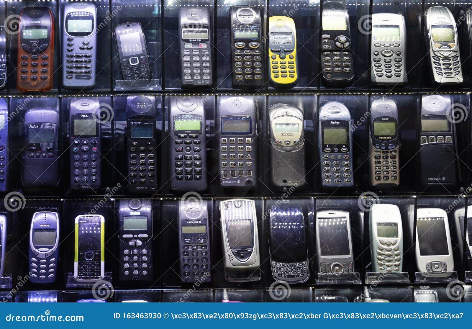 Teléfonos Móviles Antiguos De 2000 Imagen editorial - Imagen de viejo,  mano: 163463930