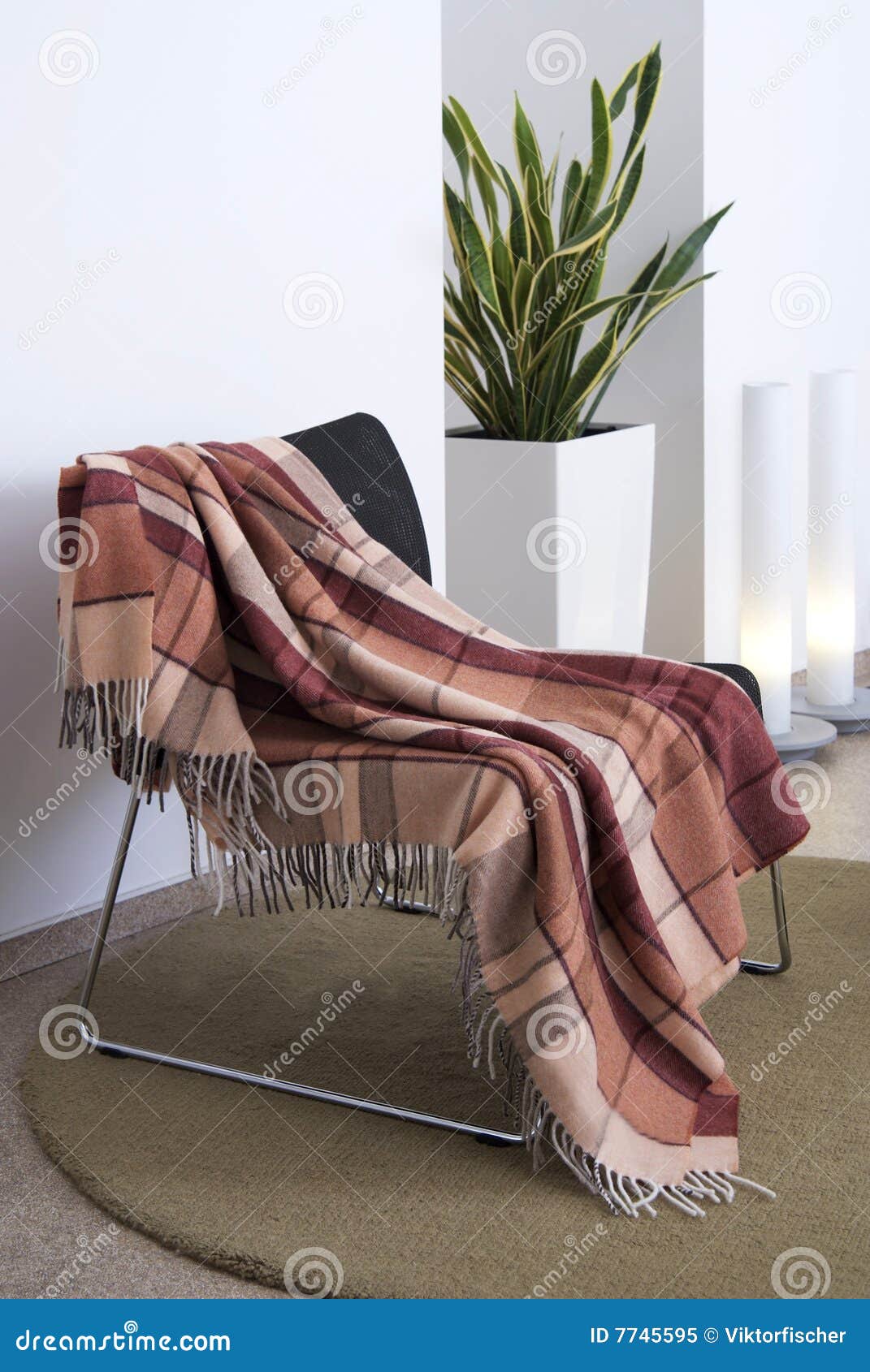 No haga hablar desarrollando Tela Escocesa Cubierta Sobre Una Silla Imagen de archivo - Imagen de silla,  cubierto: 7745595