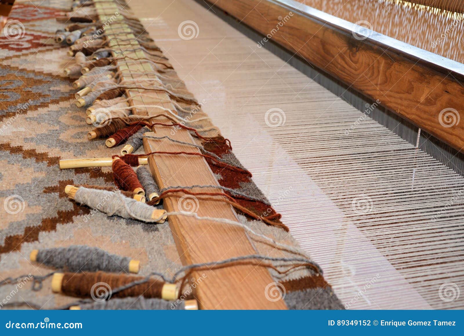 Un antiguo telar de mano utilizada para tejer telas y mantas Fotografía de  stock - Alamy