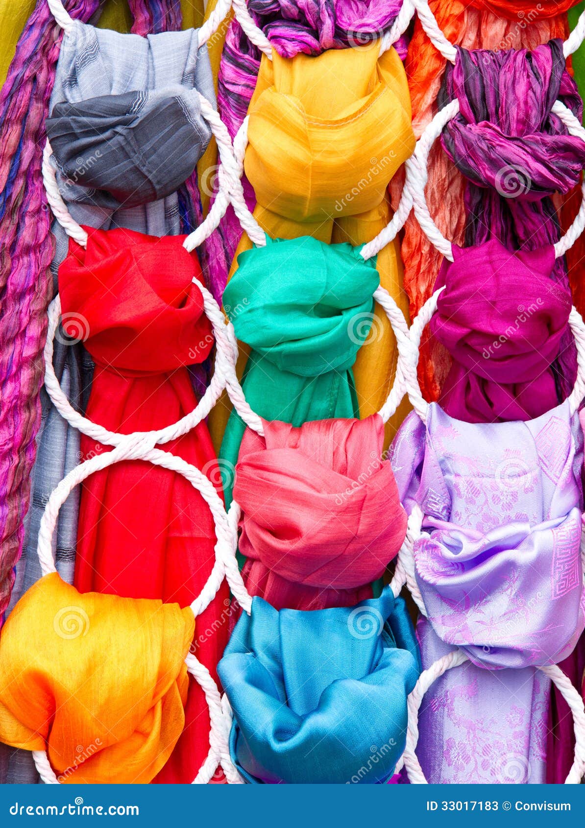 Telas coloridas diferentes imagem de stock. Imagem de pendurado 33017183