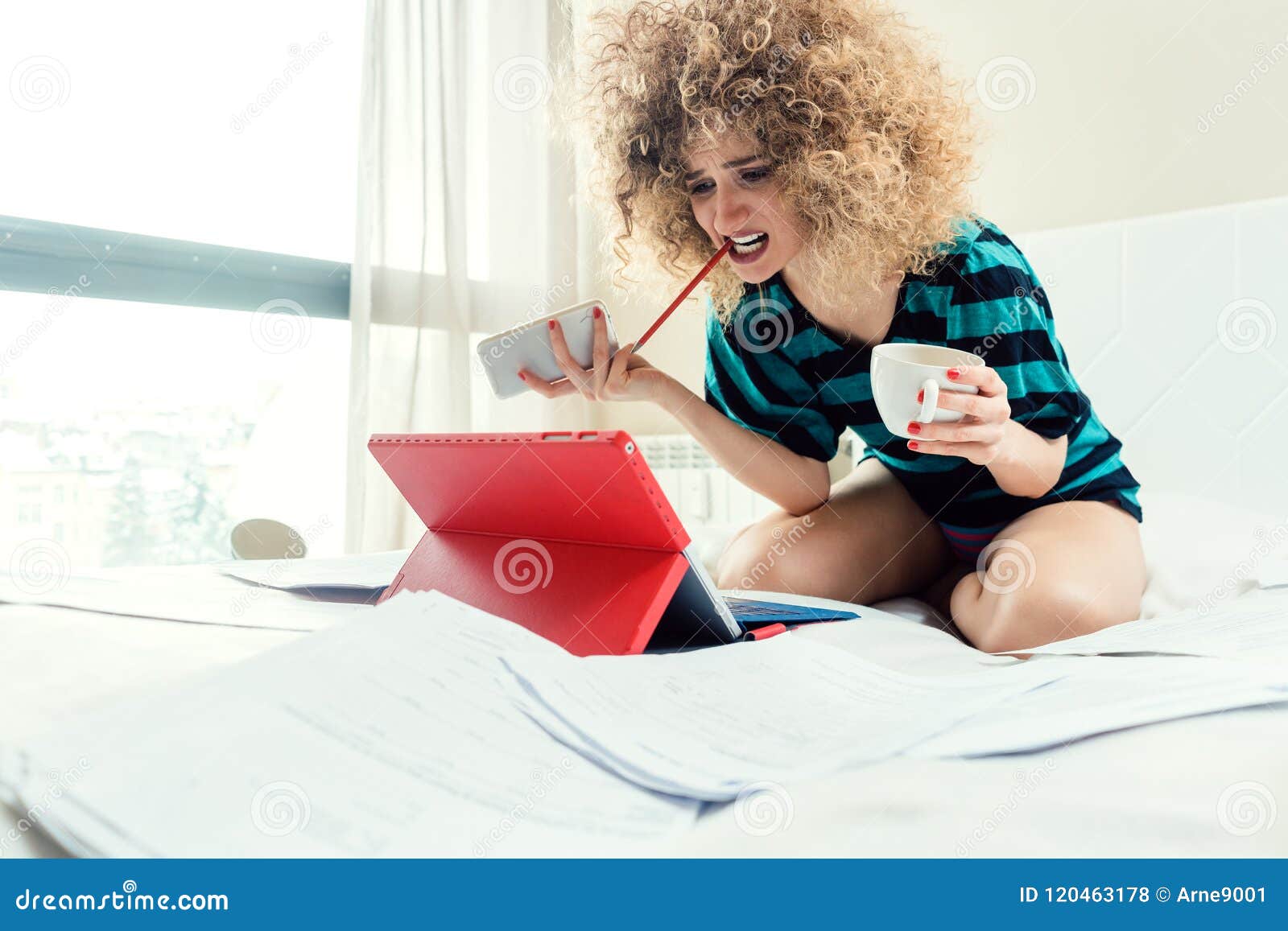 telecommuting woman being desperate having no clue