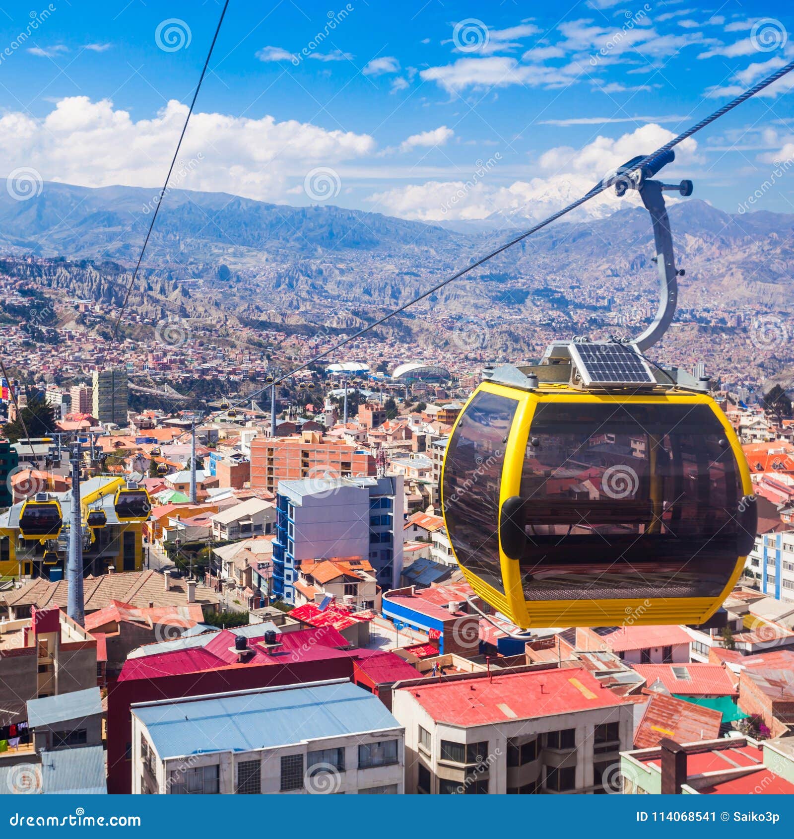 As Pessoas Vão Para a Cabine De La Paz Na Bolívia Imagem Editorial