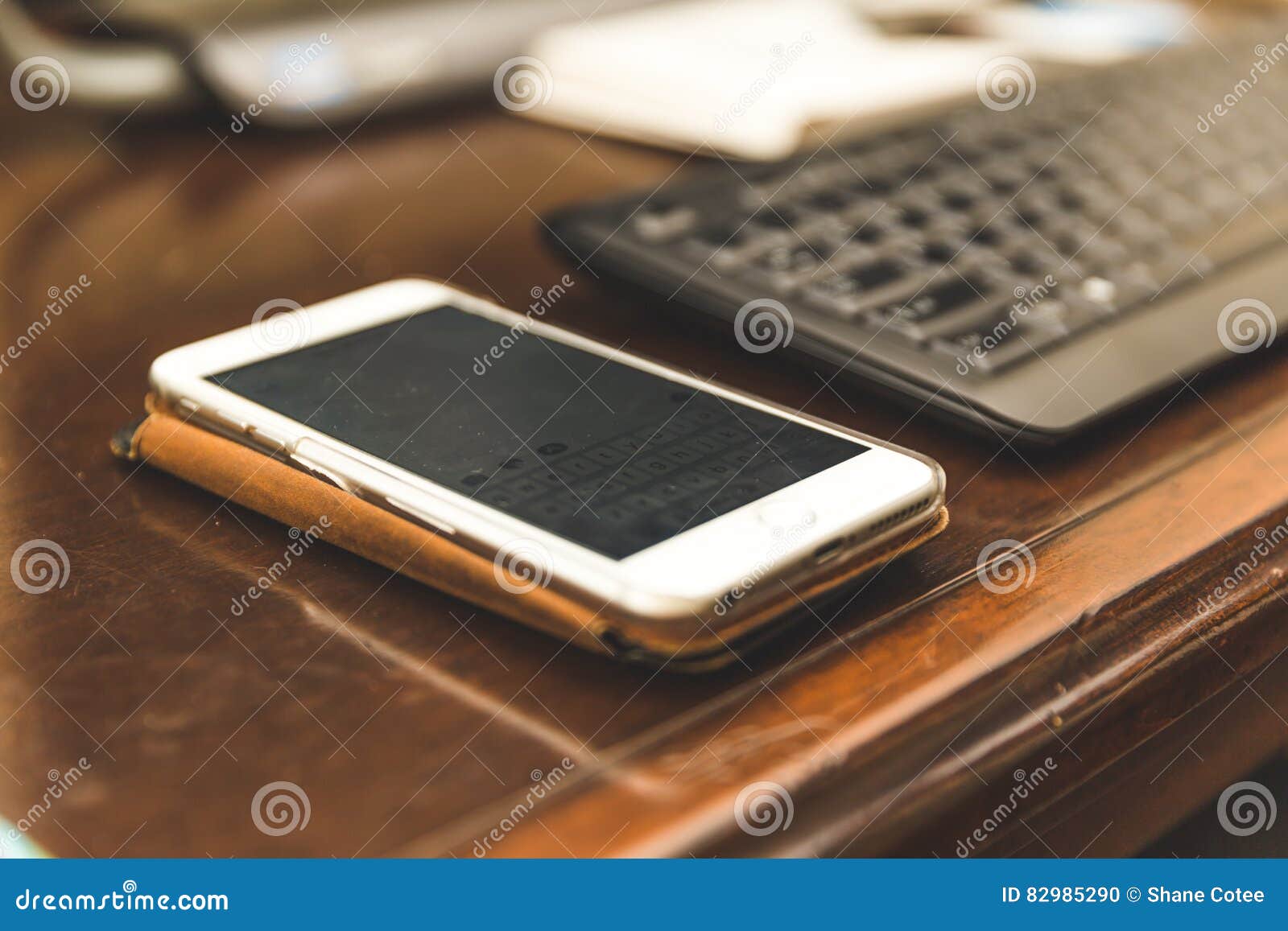 Telefone Celular Na Mesa Foto De Stock Imagem De Computador 82985290