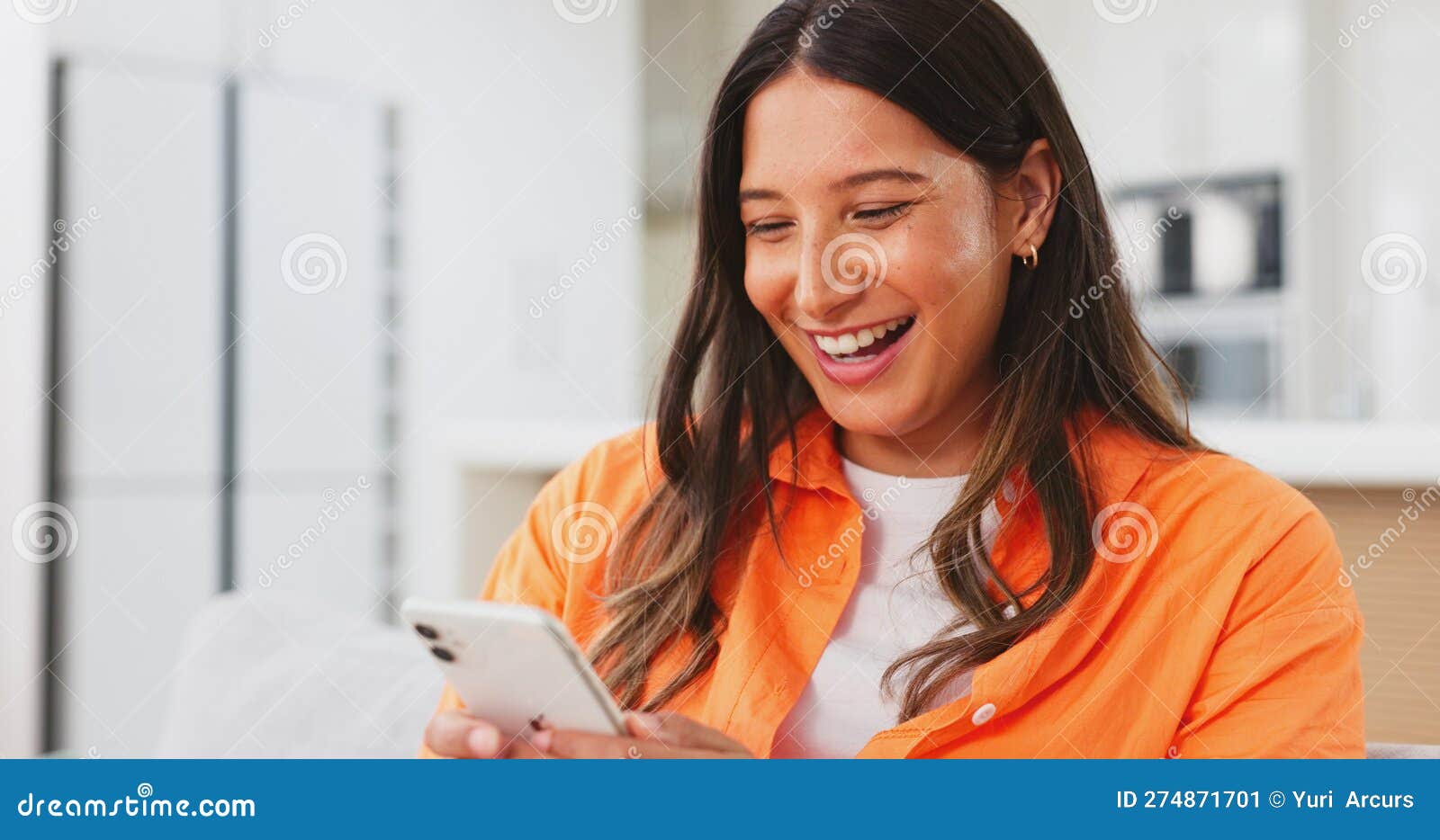 Jovem mulher sorrindo e rindo enquanto enviava mensagens de texto em um  telefone em casa mulher alegre conversando com seus amigos nas mídias  sociais navegando online e assistindo memes engraçados da internet