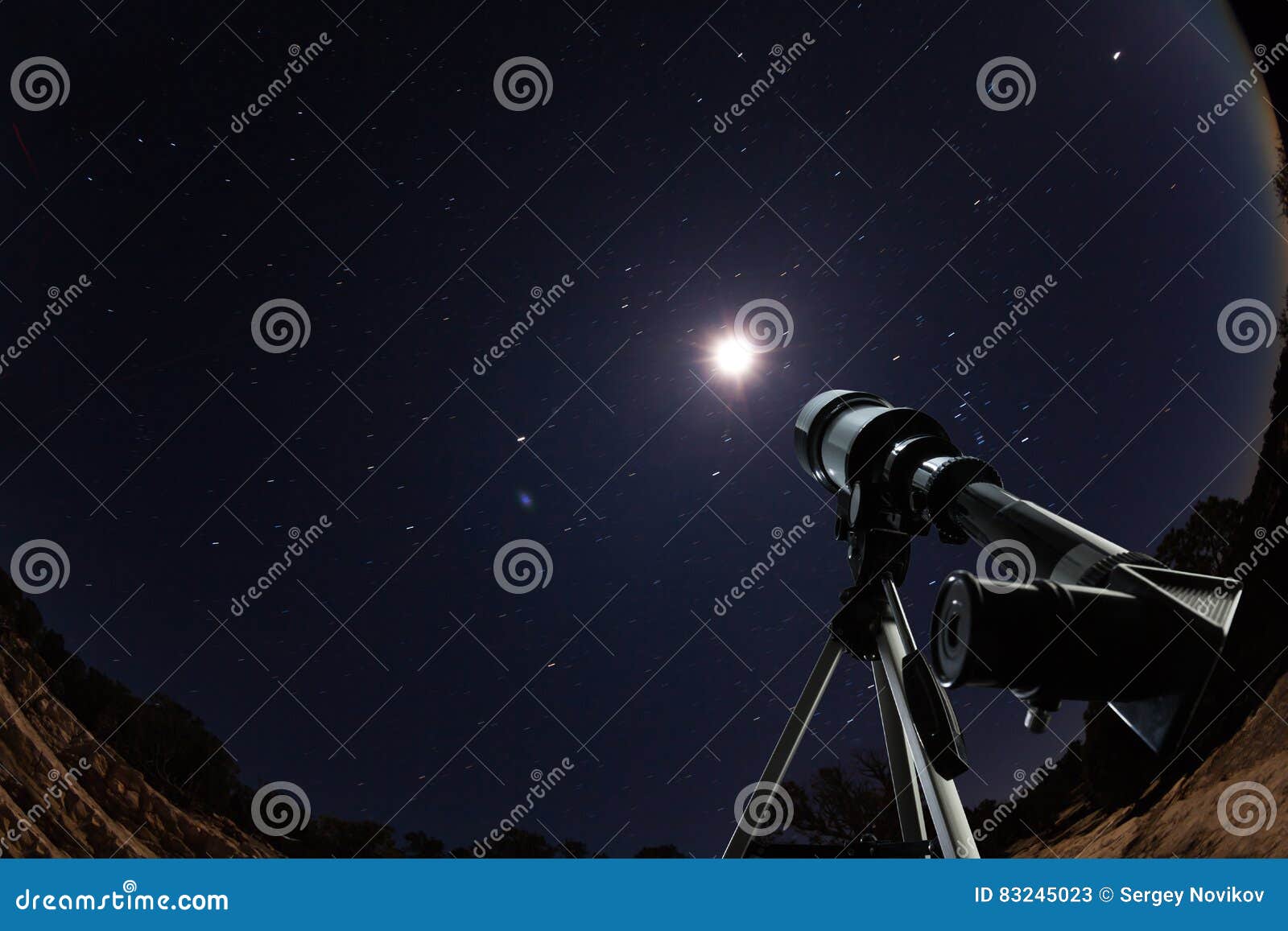 Teleskop über nächtlichem Himmel mit Sternen und Mond. Schieben Sie Stellung im Wüstenhochgebirge in der Nacht ineinander, die auf den klaren Himmel mit Sternen und Mond zeigt