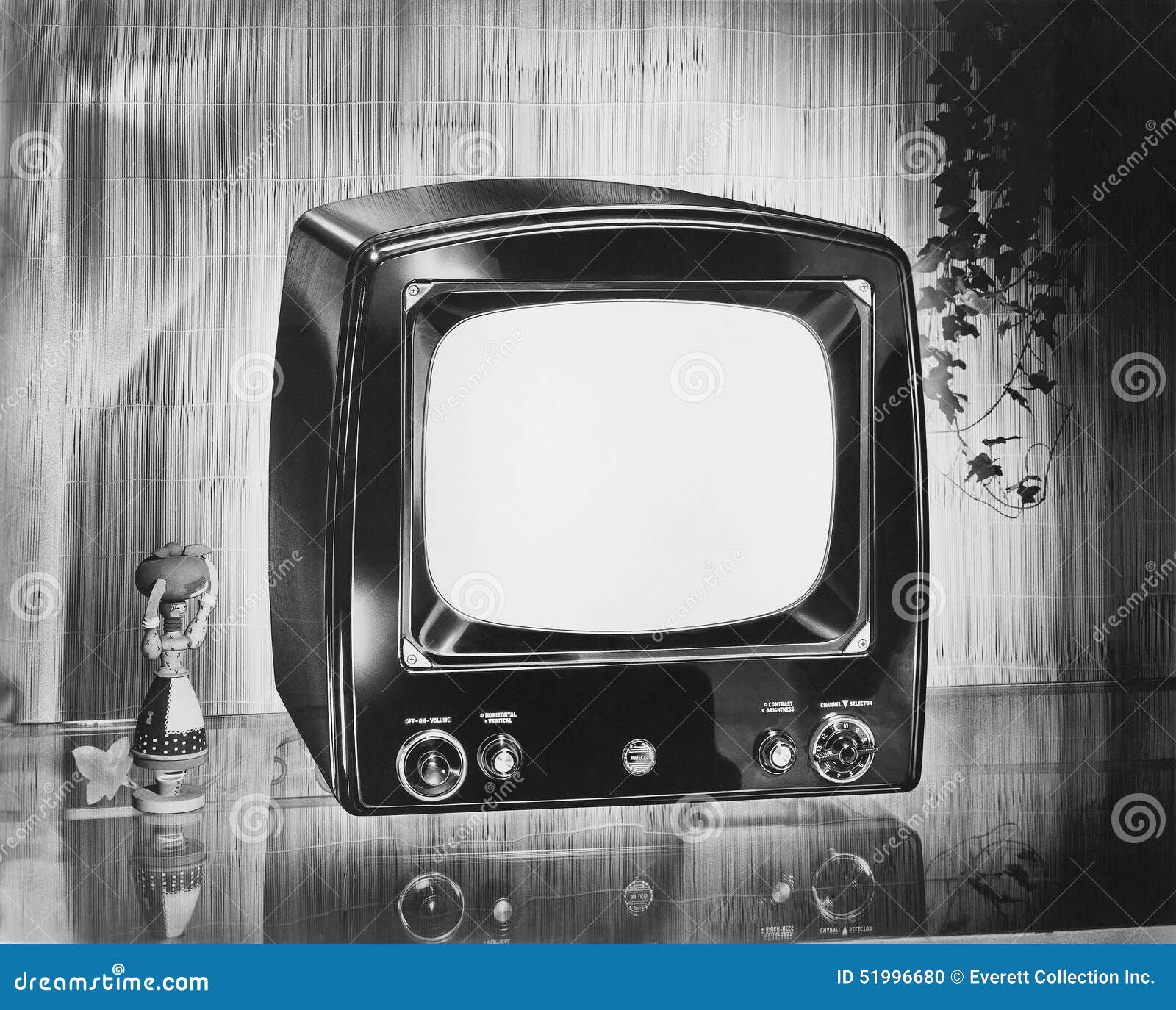 Televisione portatile vintage/ Tv nera/ Tv con display in bianco e
