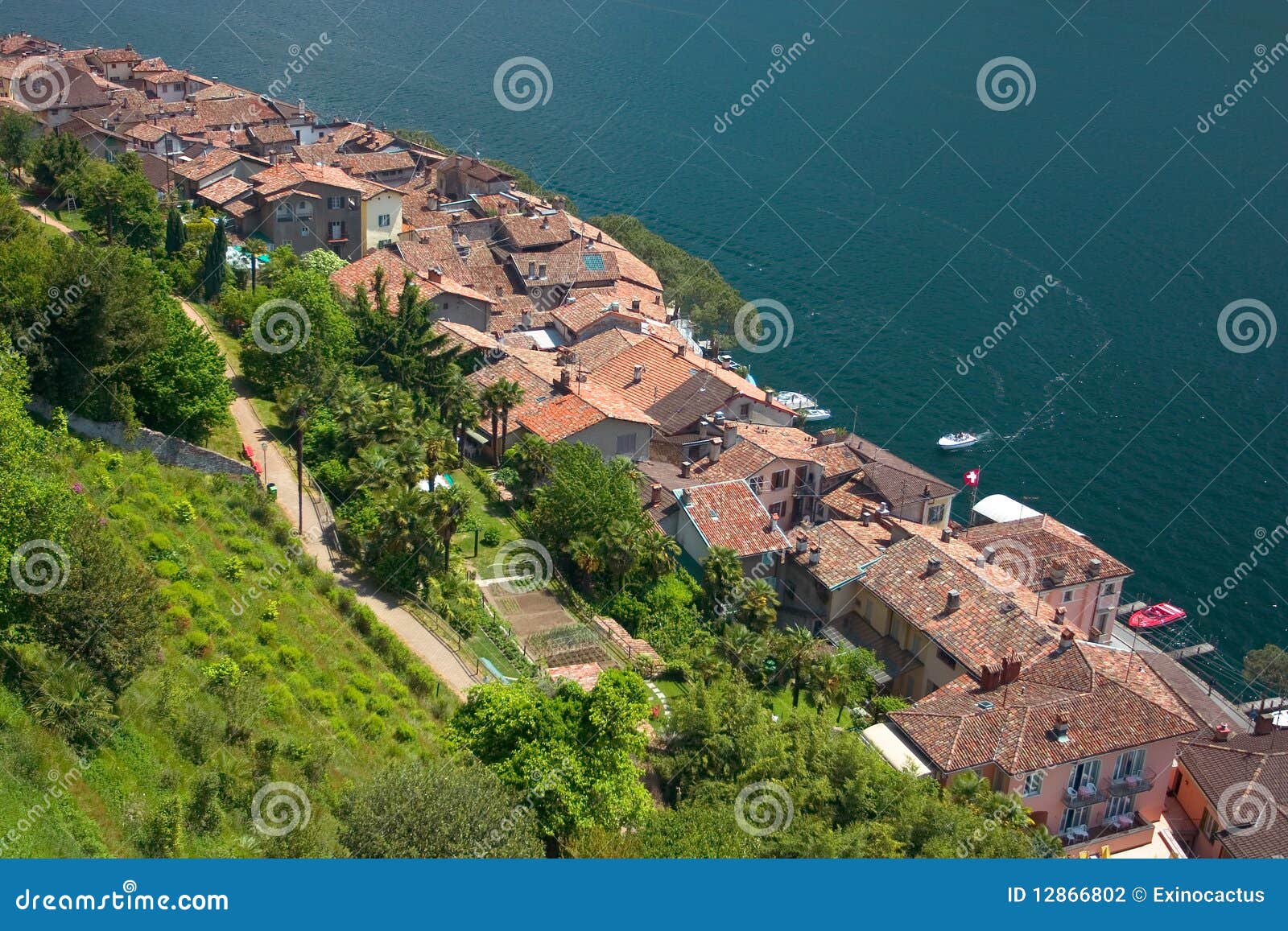 Telhados telhados vermelhos da vila Morcote, Ticino, Switzerland