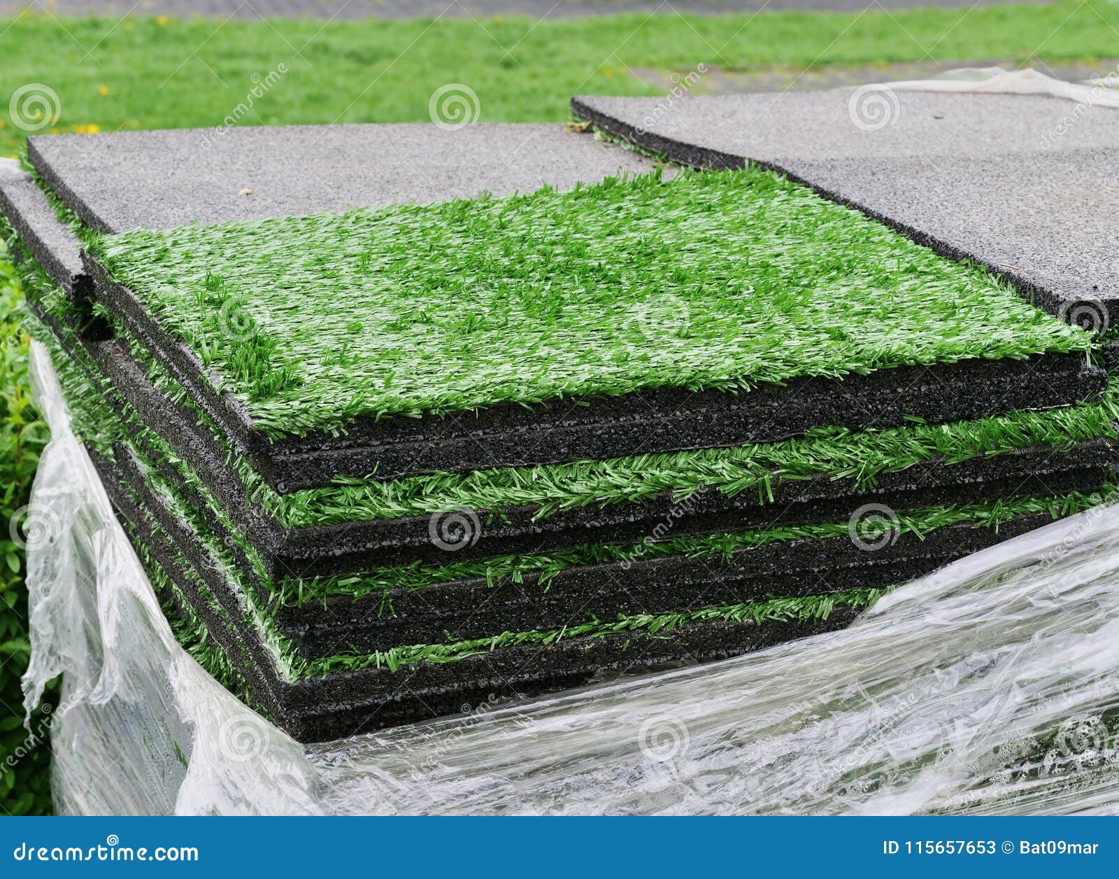 Telhas Artificiais Do Tapete Da Grama Do Relvado Imagem de Stock - Imagem  de telhado, grama: 115657653, image size:1600x1256
