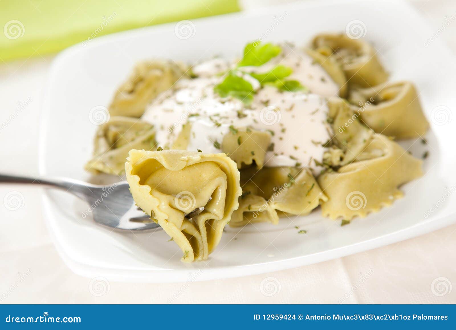 Teller Von Tortellini Mit Käsesoße Stockfoto - Bild von essen, nahrung ...