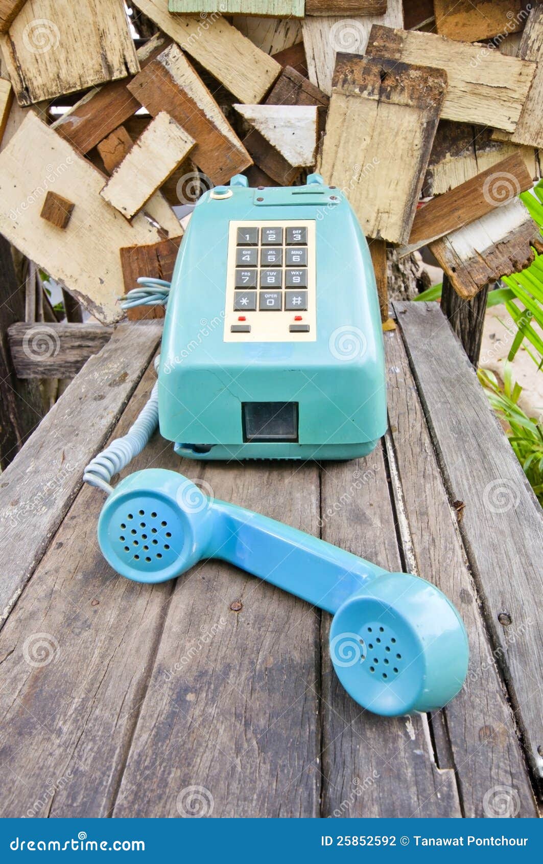Teléfono azul de la vendimia en el vector de madera viejo