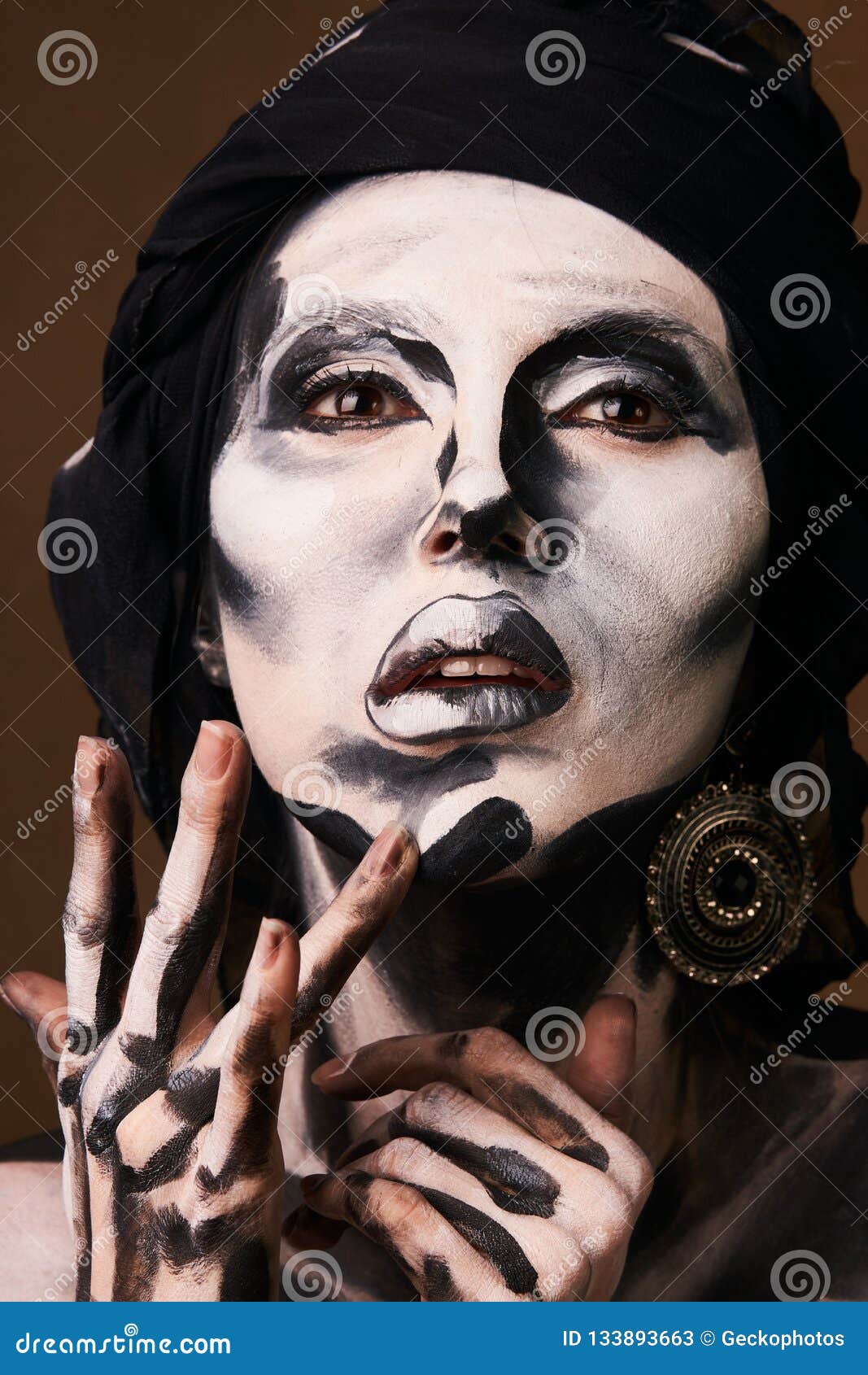 Tema De Halloween Y Del Maquillaje Piel Blanco Y Negro De La Mujer Imagen de archivo - Imagen de cara, mirando: 133893663 Tema De Halloween Y Del Maquillaje Piel Blanco Y Negro De La Mujer Imagen de archivo - Imagen de cara, mirando: 133893663